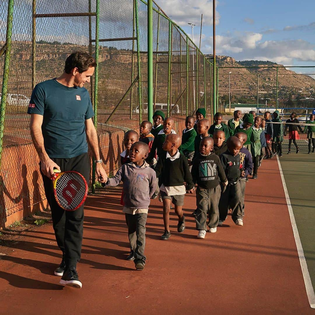 ロジャー・フェデラーのインスタグラム：「An unforgettable trip to Lesotho: so many energetic and smiling children, engaged parents and teachers, committed leaders and a breathtaking landscape. Thanks to everybody for the warm welcome📚🙏🏼🇱🇸🫶 I will definitely be back!」