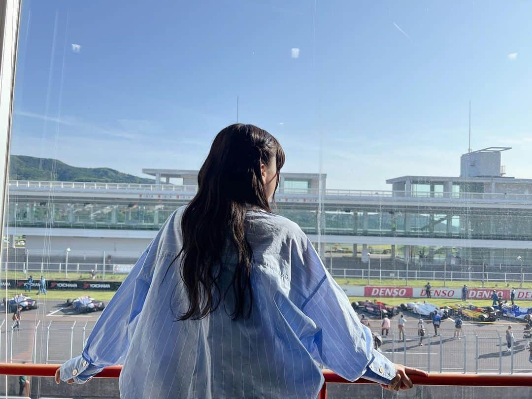 富田鈴花のインスタグラム：「初めてお仕事でサーキットへ行ってからもうすぐ1年。  自分に今何ができるのか 手探りで進んできたような1年でしたが、サーキットへ行くといつも温かく迎えてくださる方ばかりです。  来年には顔ぶれもまた変わってくるかもしれないし、 同じサーキットでも、同じレースを二度見ることができません。  その日の気候や体調、チームの戦略や車のセッティングによって全く変わってくるのです。  レースは生き物、そう感じます！  今しか味わえないこのスーパーフォーミュラ、ぜひ生で体感していただきたいです。  いつもたくさんの方にサポートしていただきながらABEMAでの生中継、そしてMCをしている番組「サーキットで会いましょう」ができています。  私も皆さんが楽しんで観戦できるよう、サポートできたらいいな🍀︎  次戦はスポーツランドSUGOにて第5戦！折り返しです🧚‍♂️  ABEMAでは「サーキットで会いましょう」が無料で観ることができます！ 何度も観てください❣️  #SUPERFORMURA #suzygram #サーキットで会いましょう #ステッカー作りたいねと #スタッフさんとお話してました」