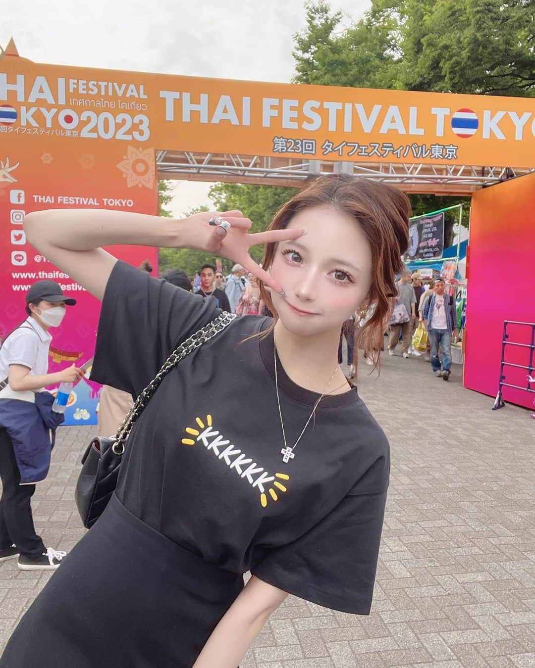 あやちゃんさんのインスタグラム写真 - (あやちゃんInstagram)「タイフェス2023🇹🇭🐘💛 たくさんたべたー！！！ このかき氷超絶美味しかった🥭🍧  今年はいろんなフェス行きたいな✨  #タイフェスティバル東京2023  #タイフェス #タイフェスティバル #ヘアアレンジ #夏コーデ #夏フェス  #タイ旅行 #代々木公園イベント #代々木公園 #代々木公園カフェ #フェスコーデ #グルメ女子 #ビール女子 #tシャツコーデ #韓国ファッション #kkkkkk」5月22日 22時11分 - aya.you.love.r