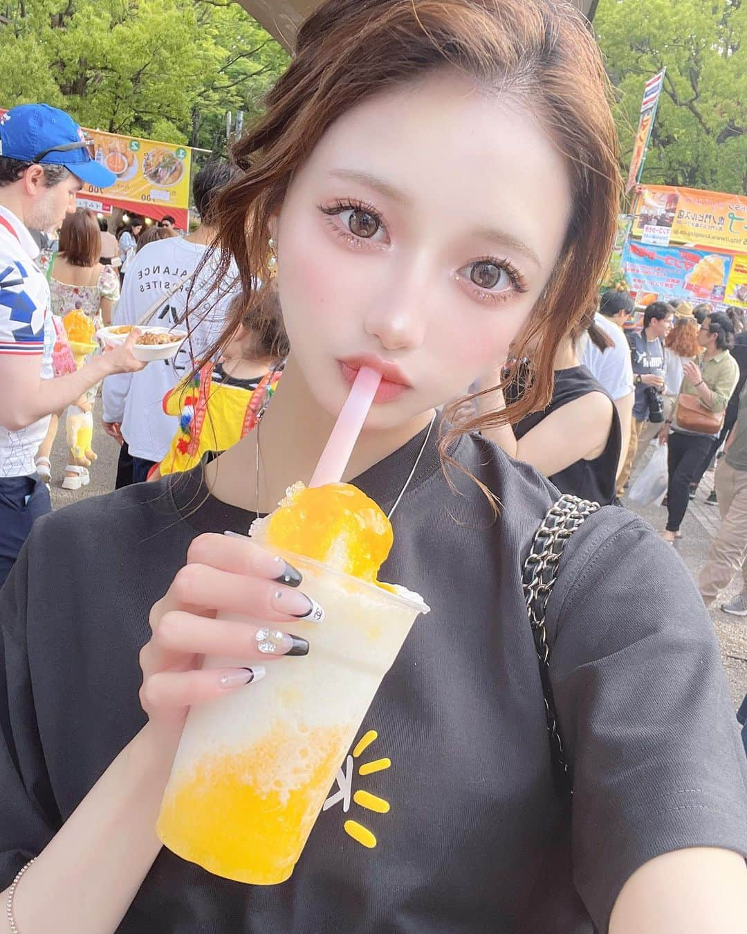 あやちゃんさんのインスタグラム写真 - (あやちゃんInstagram)「タイフェス2023🇹🇭🐘💛 たくさんたべたー！！！ このかき氷超絶美味しかった🥭🍧  今年はいろんなフェス行きたいな✨  #タイフェスティバル東京2023  #タイフェス #タイフェスティバル #ヘアアレンジ #夏コーデ #夏フェス  #タイ旅行 #代々木公園イベント #代々木公園 #代々木公園カフェ #フェスコーデ #グルメ女子 #ビール女子 #tシャツコーデ #韓国ファッション #kkkkkk」5月22日 22時11分 - aya.you.love.r