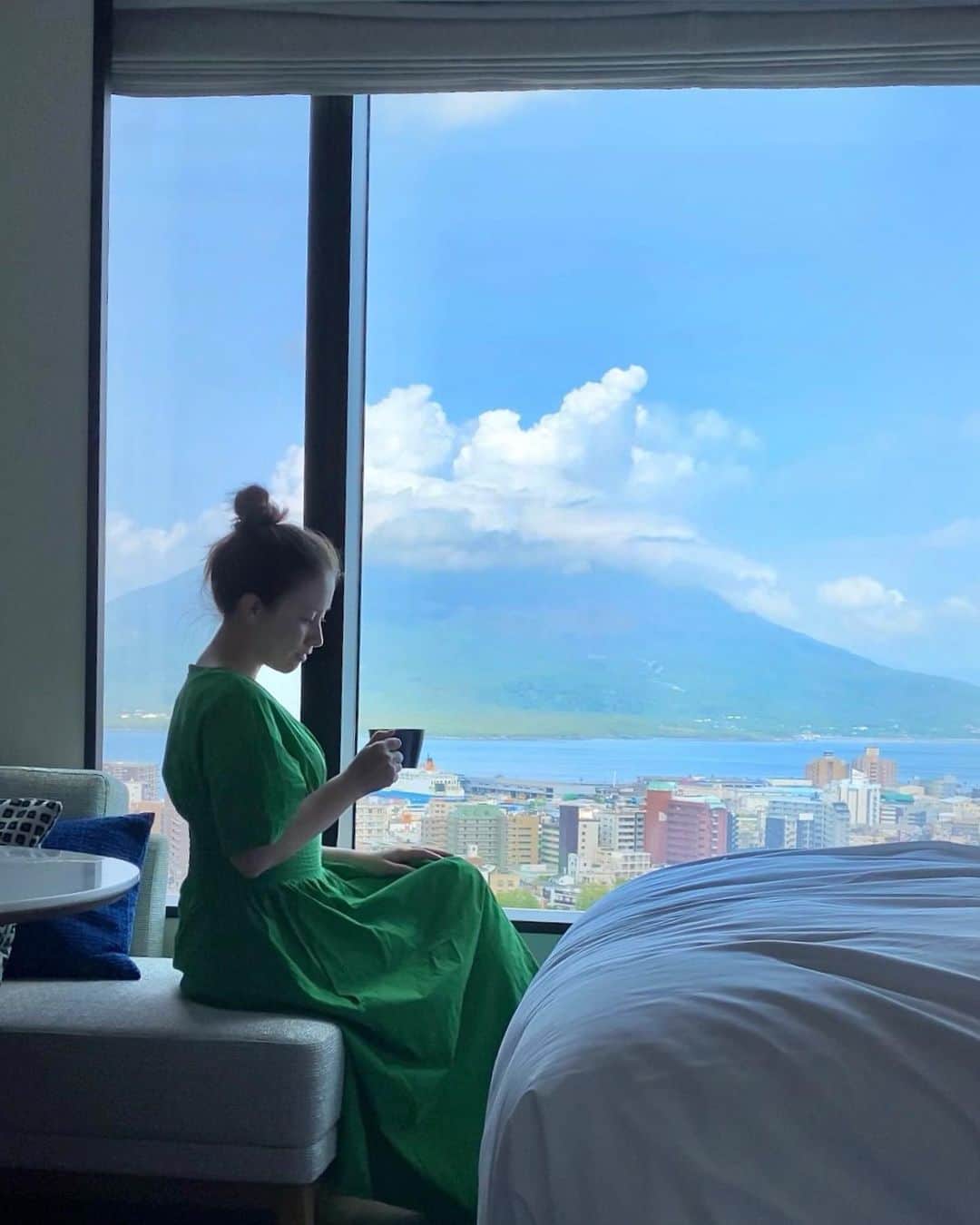 ドーキンズ英里奈のインスタグラム：「鹿児島に新しくできたホテル  📍シェラトン鹿児島 シティホテルなのでコンパクトめ お気に入りだったのは…  桜島ルームの景色が最高な点 ラウンジのお酒の種類の豊富さ！ 食材が鹿児島づくしなところ✨  鹿児島に住んでいるけれど こんなにも、どどーんと 桜島を見ることがないので 鹿児島だせ！！とワクワクしました🤭笑  #シェラトン鹿児島 #鹿児島観光 #鹿児島旅行 #桜島」