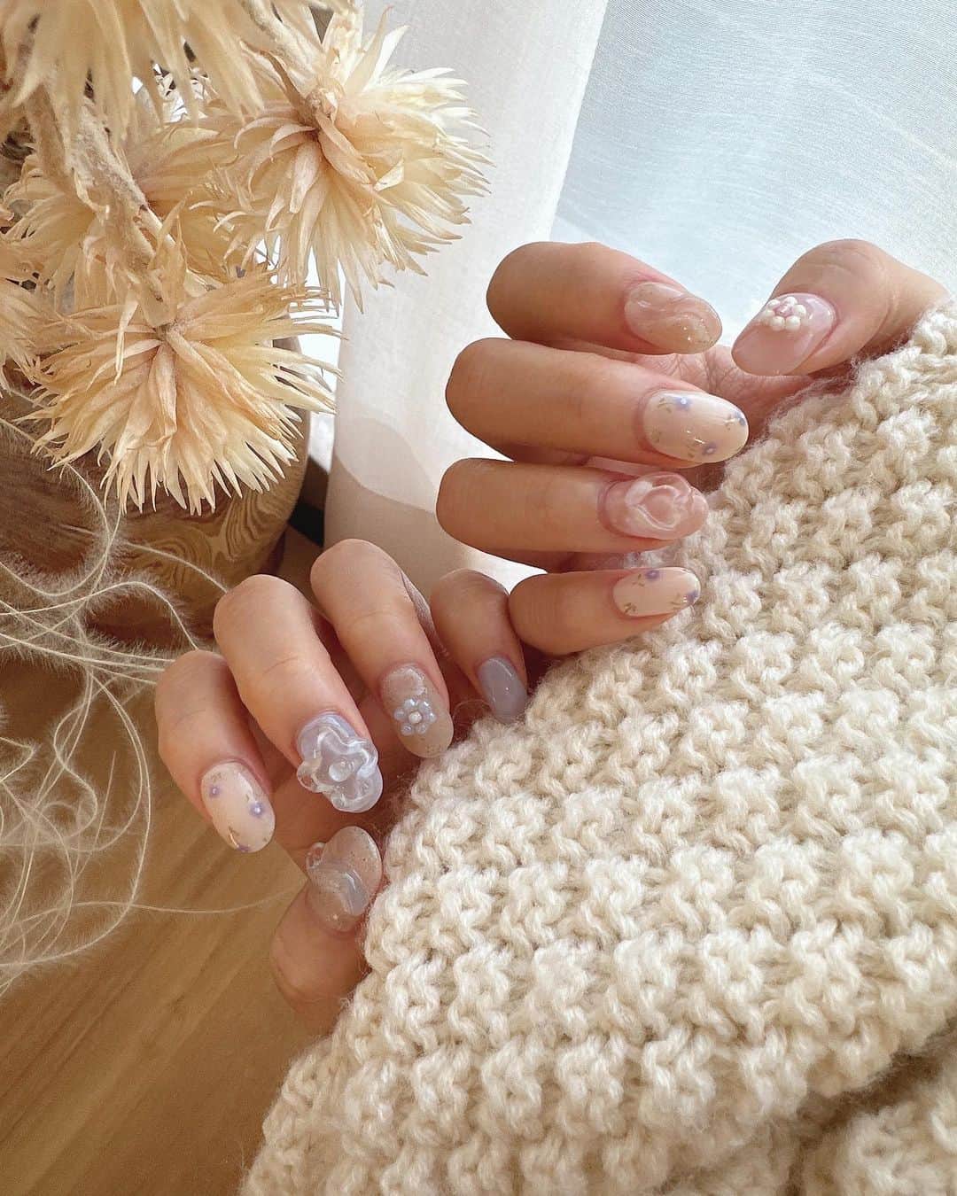 畑美紗起のインスタグラム：「ほんとーにかわいくてお気に入りのネイル💅💞  左はブルーで、右はピンク🪻🌸  かわいいでしょー？？？∩^ω^∩  #ネイル #パステルネイル #ネイルデザイン #みちゃネイル #ニュアンスネイル #ジェルネイル #トレンドネイル #春ネイル #nail #nails #nailart #naildesign #dailylook #me」