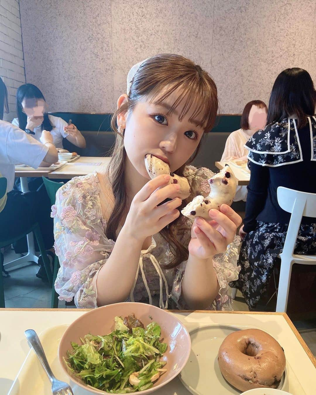 中村真凜さんのインスタグラム写真 - (中村真凜Instagram)「ベーグル美味しかったなぁ~🥯♡ この写真なんか彼女感ある？？🤔」5月22日 20時35分 - marimero1121