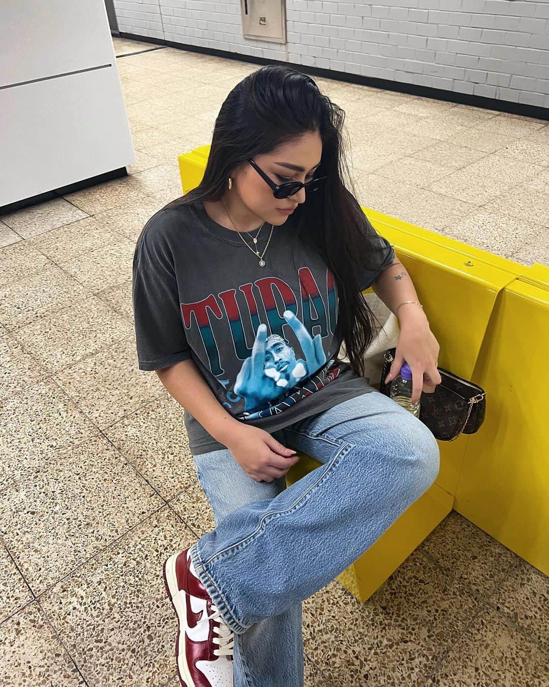 のインスタグラム：「. 大好きな2pac様🙏🏾 なーんと!! @flex_japan から 2pac🤴🏿T-shirtが発売するんです🙌🏾❤️  違法Tじゃないよ！ちゃんと@flex_japan が ライセンス取得して別注してますのでご安心を🙏🏾✨  生地はピグメントでもう可愛すぎなの🥺 もちろん色ち買いするに決まってる私w 今年の夏はこればっかり着ますね👑💙  私のフォロワーさんならきっと GETしたい方沢山いるはず🤴🏿 発売が近くなったらまた告知するね💗 . . . . . #コーデ#ファッション#カジュアルコーデ#海外ガール#海外コーデ#シンプルコーデ#古着コーデ#スニーカーコーデ#スニーカー女子#ストリートコーデ#ナイキコーデ#ヘアアレンジ#黒髪#スーパーロングヘア#グレーコーデ#海外メイク#海外ヘア#tシャツコーデ#外国人風#ハーフ #nike#hiarstyle#fashionblogger#fashiongram#nikesportswear#usedfashion#nikeshoes#y2k#dunklow」