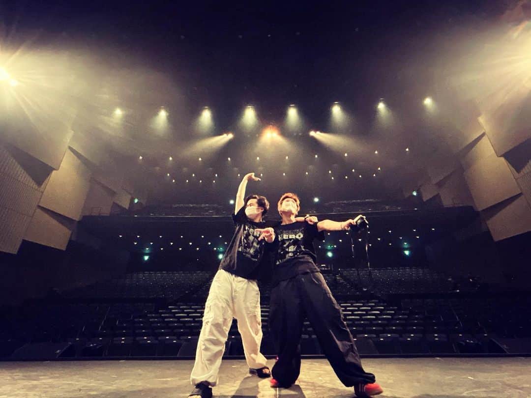 田村心のインスタグラム：「_ 「思い出たくさん」 ⁡ 田村心です！！ ⁡ ⁡ 「僕のヒーローアカデミア」  The “Ultra” Stage 最高のヒーロー ⁡ ⁡ カンパニーとして完全勝利。 皆が繋いでくれたおかげで全公演を届ける事ができました。 ⁡ たくさんの応援をありがとうございました。 ⁡ ⁡ ⁡ 4年前からずっと 意識していたエピソードの舞台化。 ⁡ ⁡ ⁡ 自分たちが感じていた以上に プレッシャーがあったみたいで 込み上げる物がありすぎました。 ⁡ 自分がずっと心に決めている信念を 上回るほどの感情が湧いてきて 溢れてしまいました。 ⁡ ⁡ ただ間違いなく言えることは 楽しかったし幸せでした。 ⁡ ⁡ 途中休演をしてしまった自分は 最後には大好きな皆と 同じ歩幅で歩めて嬉しかった。 ⁡ ⁡ 皆さんと 昨日という日を迎えられて 本当に良かった。 ⁡ ⁡ 思い出たくさん。 写真たくさん。 ⁡ ⁡ 長くなりそうなので ブログに色々書きます。 ⁡ ⁡ では。」
