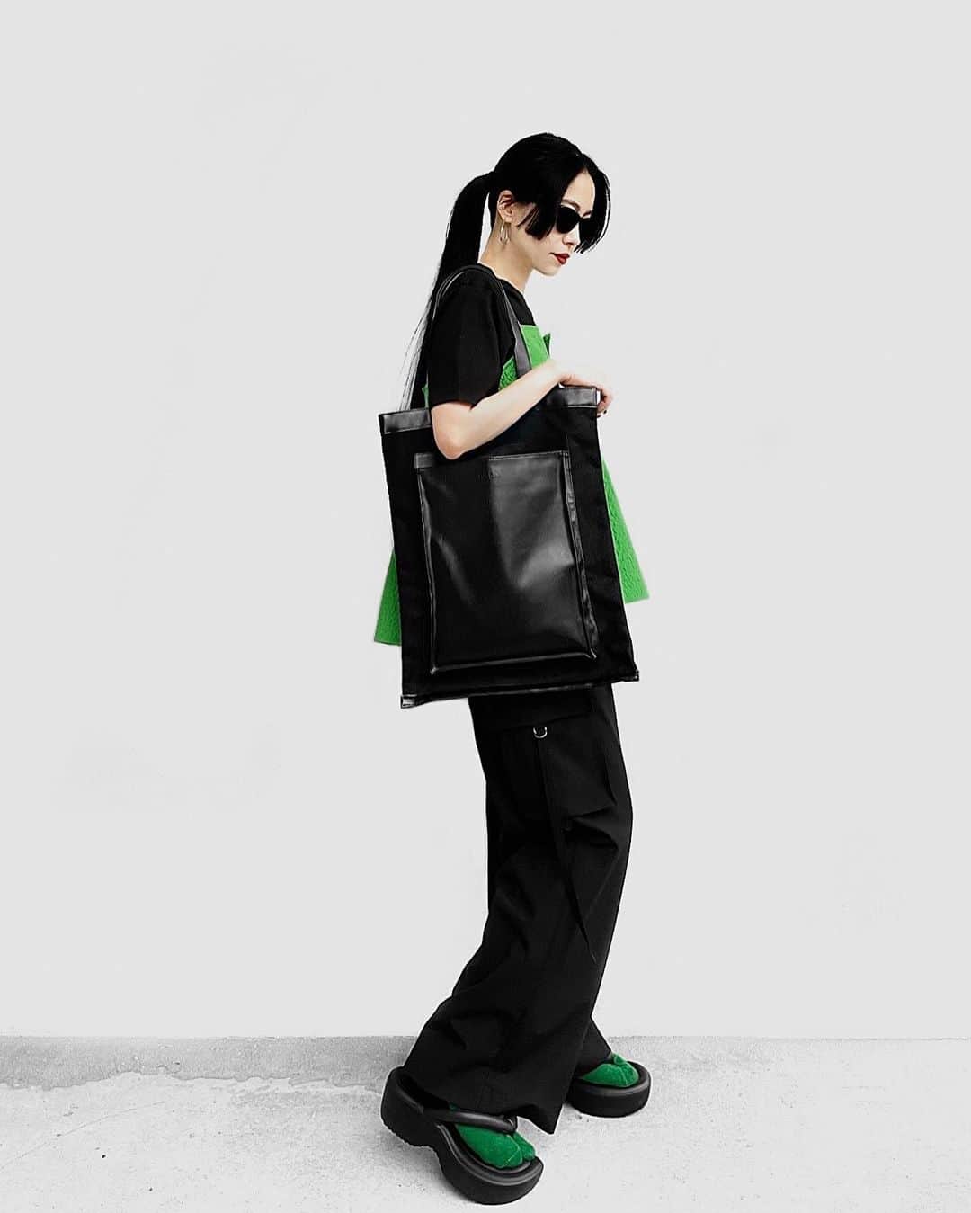 lve_xxxxのインスタグラム：「. .  ヲタ活にピッタリな(やめろ) BAGをｹﾞｯﾄしました✌️  ☑︎ BIG POKET TOTE BAG  @un3d_official  @un3d_store  #UN3D  現場BAGに最適と思ってしまう ヲタクでごめんなさいですが、 日常使いも間違いなく使えるので！笑  PCも余裕で入るし 外ポケ、内ポケもあるからほんと 使いやすいです✌️  あ！団扇も余裕で、入ります！ (だからやめろ←)  大きめトートお探しの方に 是非にオススメで御座います🖤  #wear更新  .」