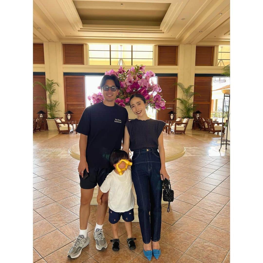 山内一世のインスタグラム：「👨‍👩‍👦🖤 @thebusenaterrace  白玉は偶然じいじとペアルックで息ぴったり旅やん🫶  #okinawa #沖縄#家族旅行」