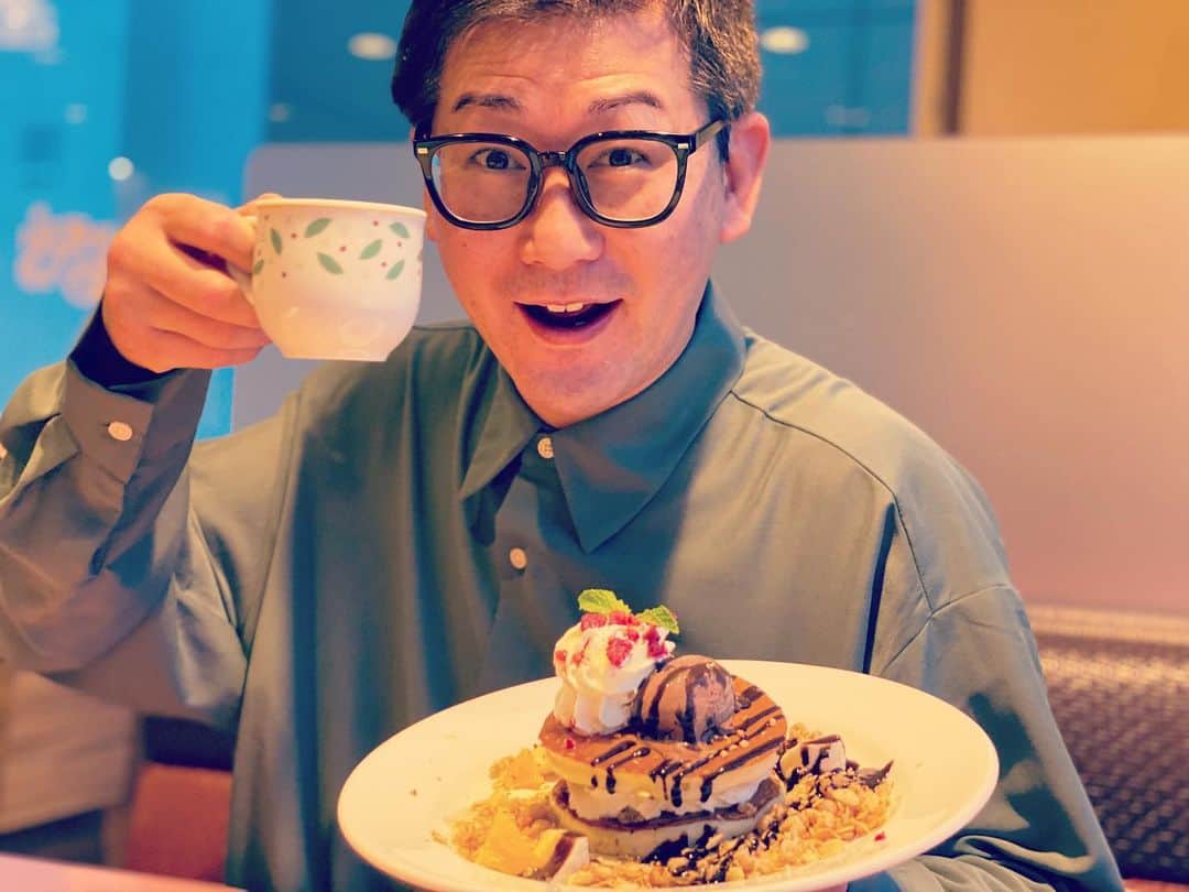 のインスタグラム：「46になりました。  大嫌いだったプールで水面に顔をつけた我が子の姿を見せられ最高のプレゼントをいただきました。  この歳になると欲がなくなり、どこか出かけるよりも、近場の誕生日特典を使用することに感動します。  今後は、 デニーズ、アウトバック、フライデーズなどで充分楽しもう。  笑って笑ってーと6歳の息子に写真撮ってもらいました。  うまいじゃねーかよ。デコキレてるが、、」