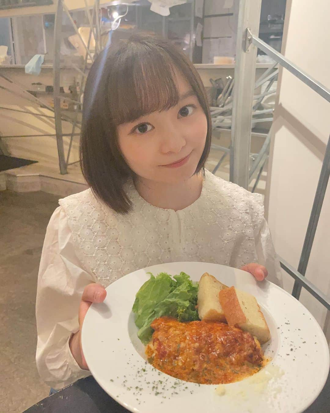 延命杏咲実のインスタグラム：「. 🍽️CAFE&WEDDING22 / 吉祥寺 . ❤︎リコッタチーズの特製ラザニア ¥1,170 ❤︎バスクチーズケーキ ¥680 . インスタで見てからずっと気になってて、お母さんが予約してくれたカフェ〜！！💘 . ラザニアは数量限定なの！✨ チーズが濃厚で美味しかったな、、🥰お肉もぎっしり入ってた！！ . そしてチーズケーキも最高でした🧀💗 チーズの硬さがちょうどよかった、、本当になめらか！☺️ . お店の雰囲気もとっても落ち着いてて最高でした！🫶また行きたいな〜！！ . . #吉祥寺カフェ #吉祥寺ランチ #ラザニア #チーズケーキ #もぐもぐ延命日記 #セントフォース #セントフォースsprout #延命杏咲実 #延命ちゃん」