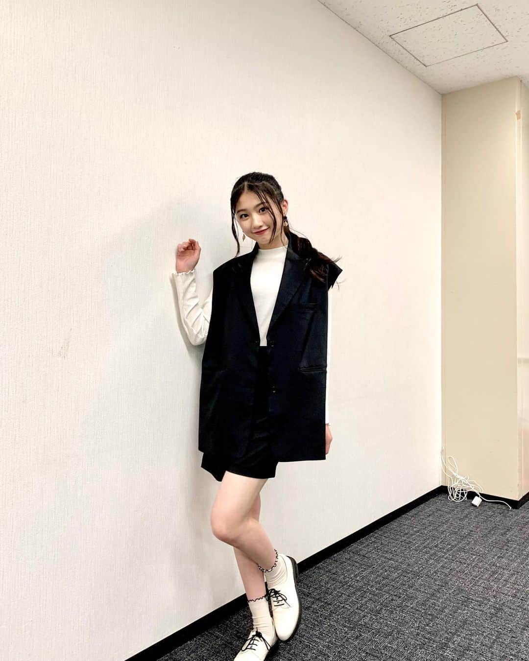塩月希依音のインスタグラム：「セットアップ🖤  コーデを考えなくても オシャレに仕上がるところが ポイント高い✨  #code#コーデ#fashion #ファッション#セットアップ#emoda #emodaコーデ #大人コーデ #きれいめコーデ #大人きれいめコーデ #jk#ljk #05#05년생 #05line」