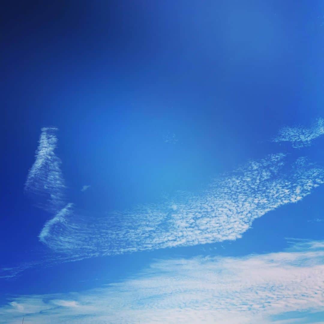 高橋リタのインスタグラム：「230522。激動の歳になりそうな予感。感謝の気持ちを忘れず、しなやかに進みたいと思います🩵　 #雲マニア⛅」