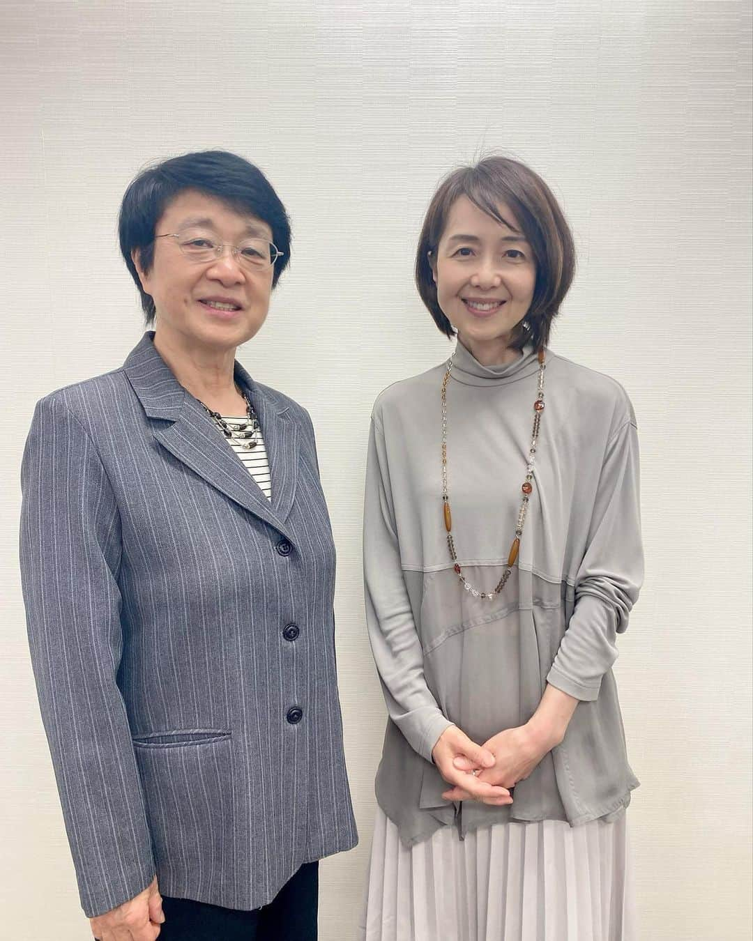 関谷亜矢子のインスタグラム：「元宇宙飛行士、向井千秋さん。 以前お会いした時より、スリムになられたと思ったら、 98歳のお母様とホットヨガに通われているそう‼️  98歳！ホットヨガ！と感嘆すると、向井さん、｢母は最近、『五十肩』になったってお医者様に言われたらしく」とおかしそうに話していらして。好奇心も旺盛なお母様だそう。 まさに『この母にして、この子あり』の言葉通り👏👏  人類が宇宙で暮らしていくための環境を整える#スペースコロニー 計画についてのお話も、とても興味深かったです。  #向井千秋 さん #太陽のような方  #東京理科大学特任教授兼副学長  #宇宙飛行士  #宇宙医療  #宇宙農業  #宇宙で洗濯機を回す時代が？ #月に行きたい」