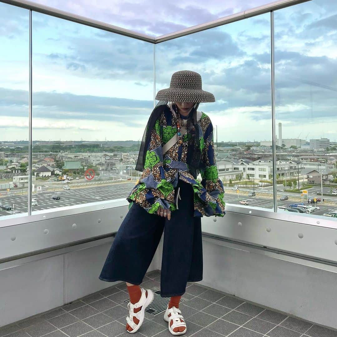 RINのインスタグラム：「・ 靴下×サンダルってゆう合わせが最近は好きで、 実は足袋ソックスってところも大事で。 半端丈のパンツに合わせてるってところも大事で。 タグは付けっぱってところも大事なんですわあ-_-b」