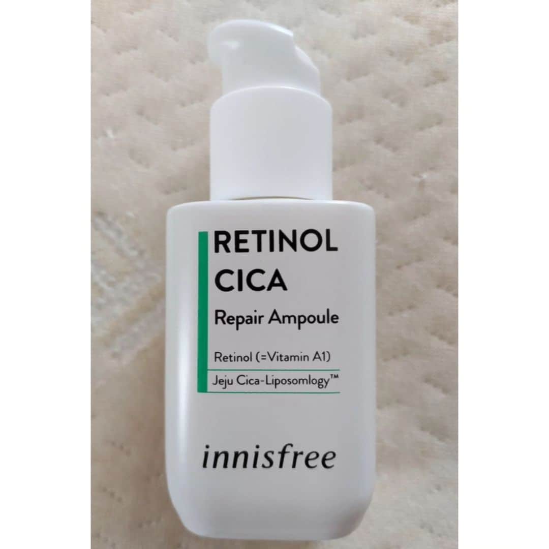hoshizaki eriさんのインスタグラム写真 - (hoshizaki eriInstagram)「レチノール初心者さんにも とってもおすすめ！ イニスフリー レチノール ⁡ ⁡シカリペアセラム 30mL (美容液) ⁡ ⁡¥ 3,960 (税込)♡  韓国では発売後即完売で、 日本でも2022年2月の発売以降 一時売切れ状態となった⁡ ⁡レチノール(整肌成分) プラス、 シカ成分配合の美容液だよ❣️  レチノール初心者にもおすすめな⁡ ⁡マイルドな使い心地で、 繰り返す肌トラブルにアプローチして  つるんとしたお肌を目指せる 優れものの美容液です❣️  敏感肌を含む全ての肌タイプに使えるので、 レチノール初心者におすすめ❣️  ベタベタせずみずみずしいテクスチャーで 少量でスッと肌に染み込んで とってもさっぱりとした使い心地です❣️ チェジュ島の植物由来の⁡ ⁡ヒアルロン酸配合で 肌に潤いを与え、保湿力抜群！  わたしは3本目リピしています♡ 本当に刺激が少ないので、 安心して毎日使えるし レチノール初心者さんに とってもおすすめですー❣️  使い続けてみて、肌がなめらかになり、ハリツヤが生まれてきた気がします♡ (個人の感想です)  是非試してみてねー❣️  @innisfreejapan #innisfreejapan #イニスフリー #レチノールシカリペアセラム #レチノール #韓国コスメ #ベスコス #ベストコスメ #lips #pr」5月22日 20時50分 - eriiinyan17