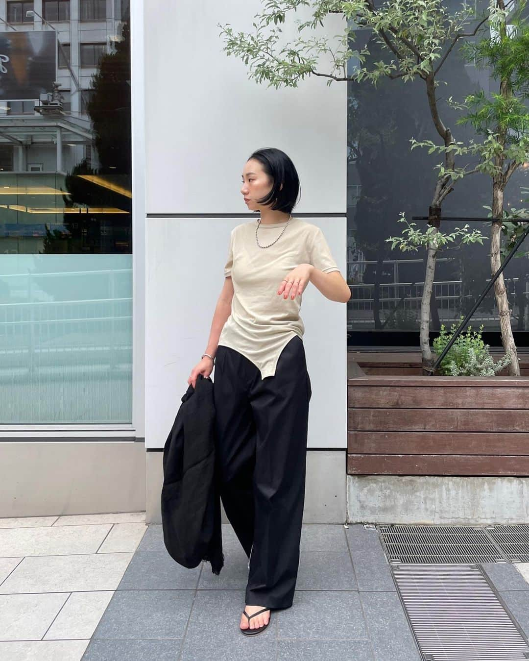 ETRÉ TOKYO ストアさんのインスタグラム写真 - (ETRÉ TOKYO ストアInstagram)「@etretokyo  【5/25 New Arrival】 ㅤㅤㅤ ㅤㅤ #ETREシアーコンパクトボディースーツ WHITE / BEIGE / BLACK Free size ¥11,000(tax in) ㅤㅤ  新宿スタッフ @etretokyo_nami 167cm  @etretokyo_maki 161cm ㅤㅤㅤ ㅤㅤㅤ  着用カラー：BEIGE ㅤㅤㅤ  - - - - - - - - - - - - - - - - - - - - - - - - - - - -  商品詳細はTOPページURLよりチェック🔍 ›› @etretokyo_store  ㅤㅤㅤ スタッフコーディネートも毎日更新中【 #etretokyo_staff_ootd 】をフォロー🐿️  TOPページの"フォロー中"から 気になるスタッフのアカウントをフォロー🤝  ㅤㅤㅤ ㅤㅤ  - - - - - - - - - - - - - - - - - - - - - - - - - - - - ⁡  【INFORMATION】 ⁡ㅤㅤㅤ ⁡ ※ 5/25(木)発売のアイテムは 5/26(金)12:00よりお在庫のある場合、ルミネカード会員様限定で店舗通販のご利用が可能です。 ⁡ ※お電話がつながりにくい可能性がございます。 ⁡ ※また混雑時には入場制限及び 試着点数の制限を設けさせて頂きます。 予めご了承ください。 ⁡ ⁡ ご理解、ご協力を賜りますよう 心よりお願い申し上げます。  ㅤㅤㅤ 【LUMINE SHINJUKU STORE】 ETRÉ TOKYO ルミネ新宿2店 TEL：03-5989-0979 ー営業時間ー (平日、土日祝)11:00-21:00 ⁡ #etretokyo#etre#fashion#etretokyoshinjuku #etre#2023etre#etretokyo_staff_ootd#2023ss #ルミネ新宿2#新作紹介 #春ファッション #春物コーデ #スタッフスナップ #シンプルコーディネート #シンプルファッション #モノトーンファッション #シアートップス #ボディースーツ #フラットシューズ」5月22日 21時00分 - etretokyo_store