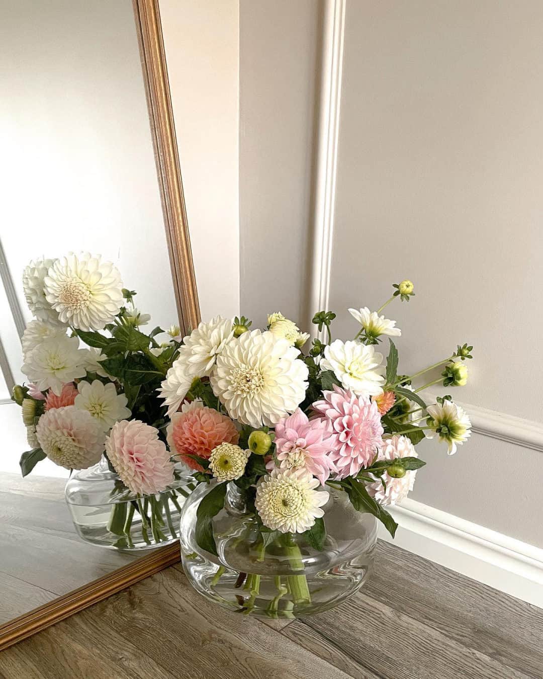 マリメッコさんのインスタグラム写真 - (マリメッコInstagram)「This is how you brighten up your room—a stunning vase filled with freshly snipped flowers. Swipe through our community’s flawless decorating for inspiration.   P.S. We saved the best till last.   #marimekko #marimekkohome」5月22日 21時00分 - marimekko