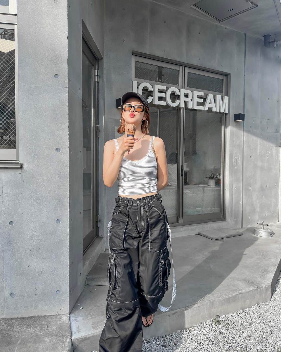 のインスタグラム：「アイシーデイ🍨🩵🩵  暑すぎたのでみーちゃんさそってアイス🍨 ことしはキャミいっぱいきちゃお🩵🩵  かあちい🍨🩵  #キャップコーデ #キャップ女子 #サングラス女子 #キャミソール #ビーサン #夏服コーデ」