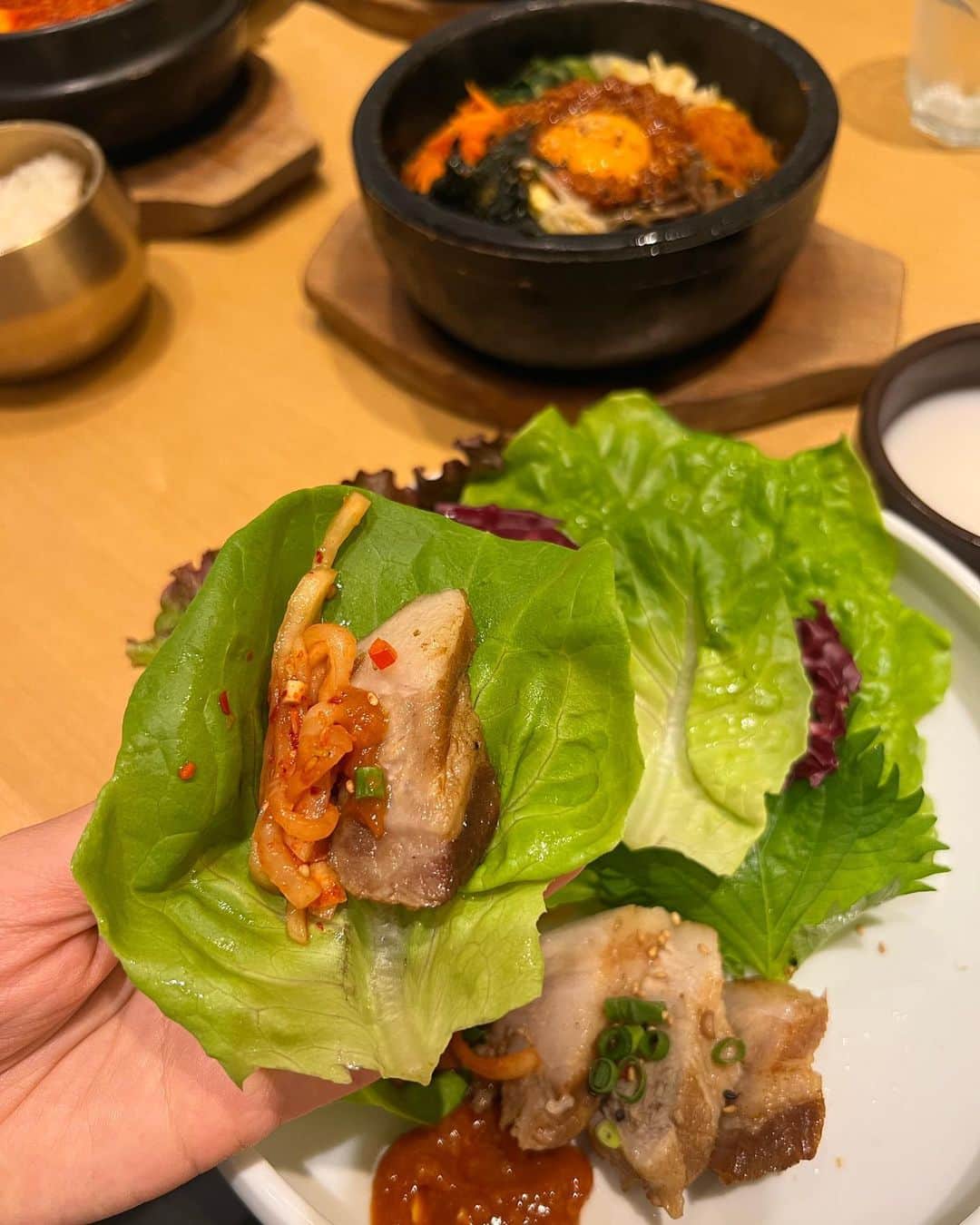 勝又彩央里さんのインスタグラム写真 - (勝又彩央里Instagram)「仕事帰りに本場韓国料理の水刺齋 へ行ってきました🇰🇷 韓国旅行気分で生マッコリと甘辛いミニポッサムの相性抜群でした！ 野菜もたっぷり摂れるのも嬉しいポイント🫰  スンドゥブチゲ、サムギョプサル、石焼ビビンバ、どれも本格的で美味しく食べ応えがありました！  渋谷ヒカリエ6階のお店で、雰囲気も良くてゆっくり過ごせました🌙  #スランジェ #水刺齋 #渋谷ヒカリエランチ #渋谷ランチ #韓国料理 #渋谷グルメ #渋谷 #東京 #food #tflers #instagood #食べスタグラム #ol #ootd #韓国 #マッコリ #美味しい #yummy」5月22日 20時53分 - saorinoel