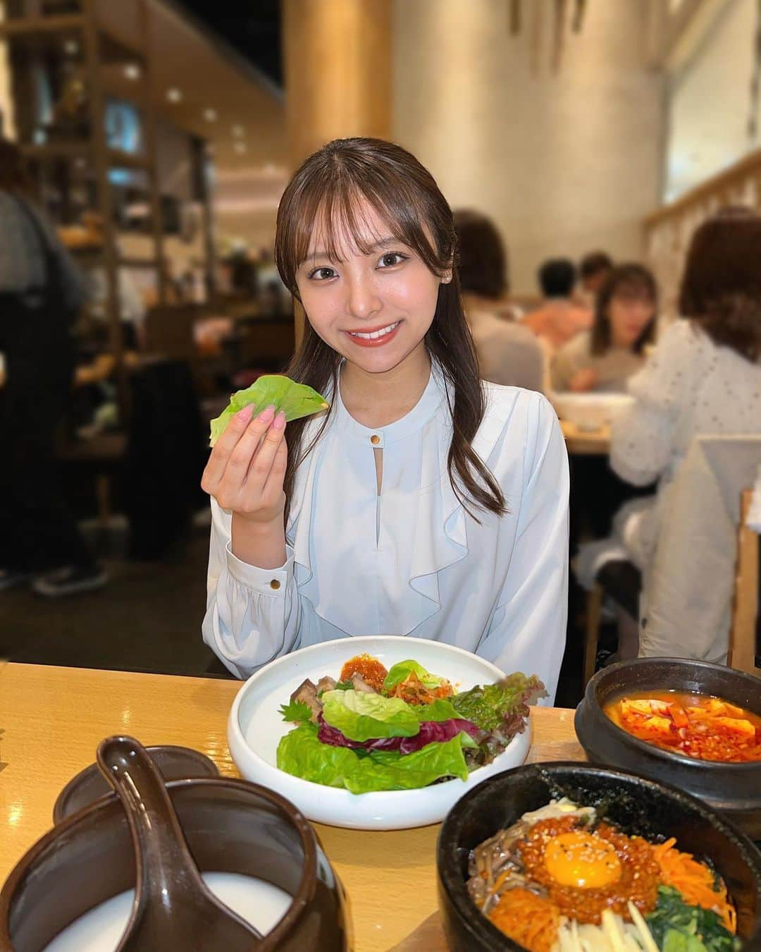 勝又彩央里のインスタグラム：「仕事帰りに本場韓国料理の水刺齋 へ行ってきました🇰🇷 韓国旅行気分で生マッコリと甘辛いミニポッサムの相性抜群でした！ 野菜もたっぷり摂れるのも嬉しいポイント🫰  スンドゥブチゲ、サムギョプサル、石焼ビビンバ、どれも本格的で美味しく食べ応えがありました！  渋谷ヒカリエ6階のお店で、雰囲気も良くてゆっくり過ごせました🌙  #スランジェ #水刺齋 #渋谷ヒカリエランチ #渋谷ランチ #韓国料理 #渋谷グルメ #渋谷 #東京 #food #tflers #instagood #食べスタグラム #ol #ootd #韓国 #マッコリ #美味しい #yummy」