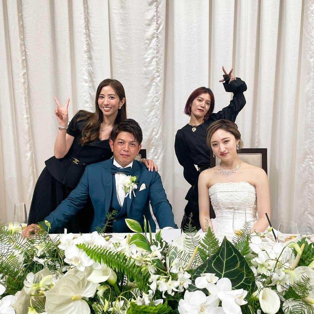 谷澤杏奈さんのインスタグラム写真 - (谷澤杏奈Instagram)「👰🏽💒🤵🏽  昨日は、兄の結婚式でした！  本当に素敵な式で 2人が幸せそうにしている姿に ジーンとして 泣きそうになりながら それをつまみにお酒を呑みまくりました。笑  おにーは、友達がたくさんいて たくさんの先輩や後輩からも慕われてて あんなに素敵な式になったのは 日々の人との関わりなんだろうなって尊敬しました🙇🏽‍♀️  おにーとは、小さい時から 喧嘩ばっかりしてて ミーナちゃんが我が家に来てくれた 4年前とかかな？そんくらいから まともに会話ができる関係になったよね🥹  それは、ミーナちゃんのおかげで 兄妹がこんな風に写真が撮れてるのが とっても嬉しかったよ。 兄を選んでくれてありがとね❤️  ミーナちゃんは我が家の集まりにも こころよく参加してくれたり 両親や祖母を大切にしてくれるから 家族の繋がりや絆が深まっているのは ミーナちゃんのお陰だと思っています🙏🏼 ハルヒロの事も可愛がってくれてありがと♡  離婚してる私が言うのもあれだけど これから先、色んなことがあって 楽しいだけではないと思う。 ただ、大変なときこそお互い支え合って 乗り越えていってほしいなぁ。  2人の幸せをずっと願っています✨  本当におめでとう🍾🎉  .」5月22日 20時55分 - anna.uohan