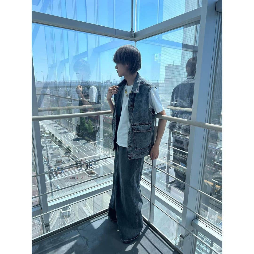 瀧川翔太さんのインスタグラム写真 - (瀧川翔太Instagram)「fashion👕  このアカウントをこれからファッションやヘアセットなど投稿していくので、 楽しみにしていてください！  僕の系統好きな人、フォローして更新楽しみにしていてね😊   #05  #美容学生  #0405students  #18歳  #18  #fashion  #セットアップ  #follow #followforfollowback  #男子 #instagram #iphone14 #foryou #雰囲気好きな人いいね  #おしゃれさんと繋がりたい  #服好きな人と繋がりたい  #おしゃれ  #サロンモデル  #サロン  #モデル  #fyp #fypシ #界隈  #片目界隈  #ウルフヘア」5月22日 20時56分 - sho__tan2532