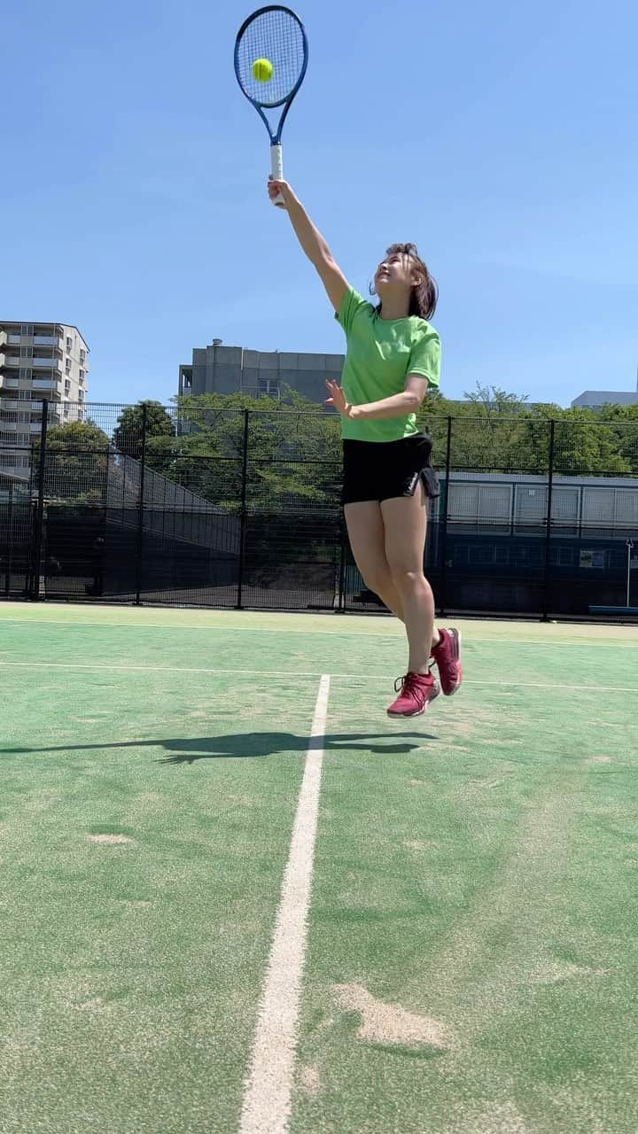 美濃越舞のインスタグラム：「ボレスト練習🎾  器用なタイプではないので、余計な動きはせずシンプルに、と心がけています🥹  基本的な、面の真ん中で捉えること、ステップのタイミングを合わせることに集中🔥  #テニス #tennis #テニスウエア #网球 #테니스 #テニス女子 #テニスイベント #テニスコーデ#テニスクリニック #千葉県 #柏 #船橋 #ウイルソン #ウイルソンテニス #ボレー練習 #ボレスト #ボレー」