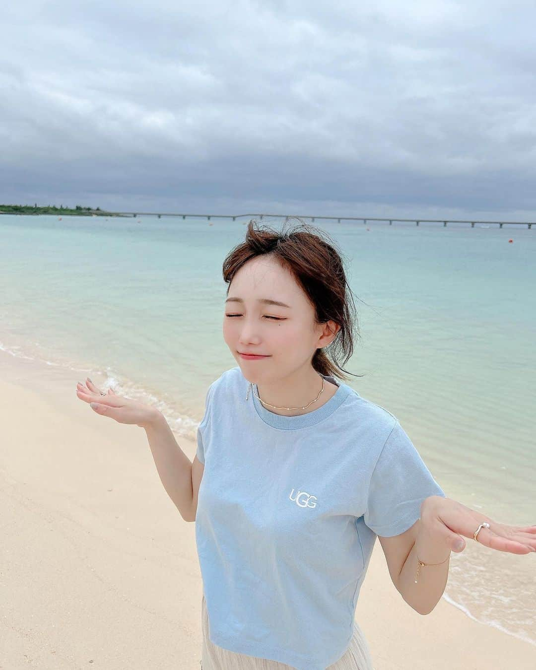 小日向夏実さんのインスタグラム写真 - (小日向夏実Instagram)「🏖️🩵  風強くて飛べた！！！ 想像以上に日差しあって眩しかった！！！  一生旅行生活したい🥺  #宮古島 #沖縄 #観光 #旅行 #海 #与那覇前浜ビーチ #夏コーデ #tシャツ #japantravel #japanesegirl #followｍe #いいね歓迎」5月22日 20時58分 - _butamenchan_