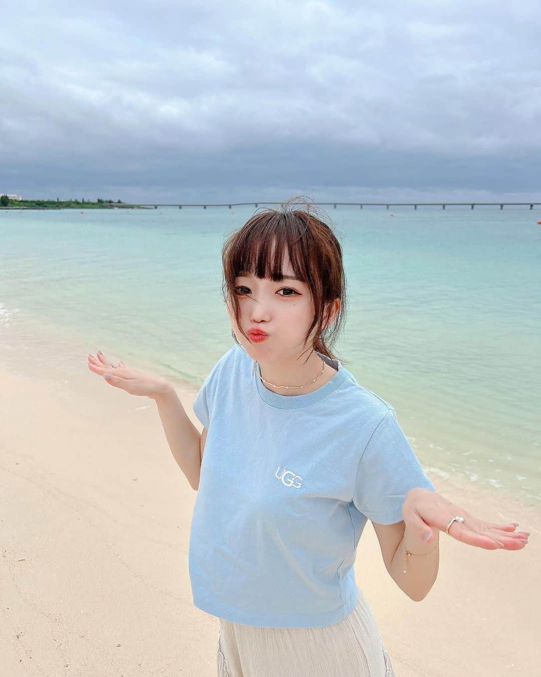 小日向夏実のインスタグラム：「🏖️🩵  風強くて飛べた！！！ 想像以上に日差しあって眩しかった！！！  一生旅行生活したい🥺  #宮古島 #沖縄 #観光 #旅行 #海 #与那覇前浜ビーチ #夏コーデ #tシャツ #japantravel #japanesegirl #followｍe #いいね歓迎」