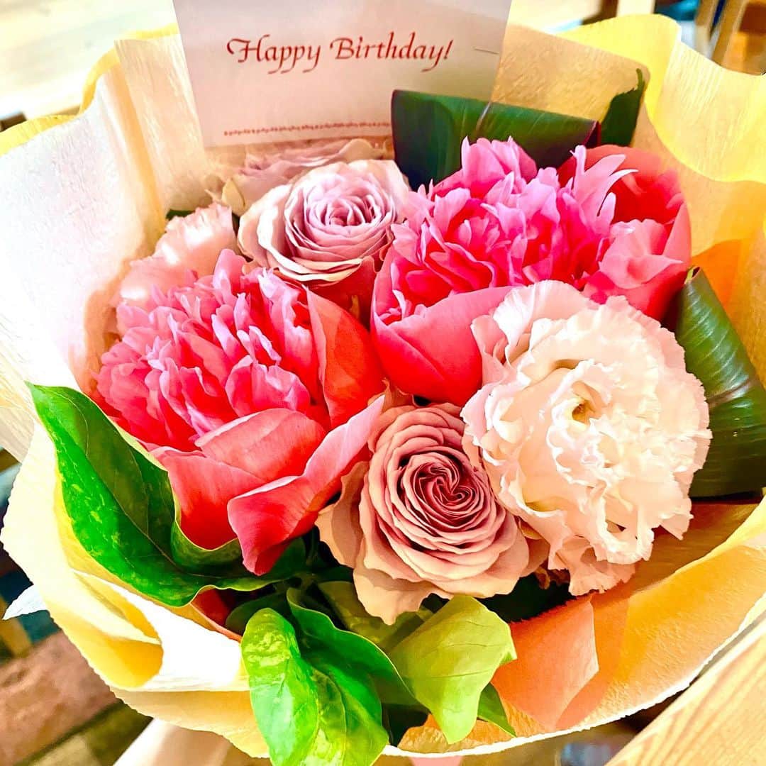 大槻瞳さんのインスタグラム写真 - (大槻瞳Instagram)「💐🤍 #birthday #gift #bouquet」5月22日 21時10分 - hitomi_otsuki_55