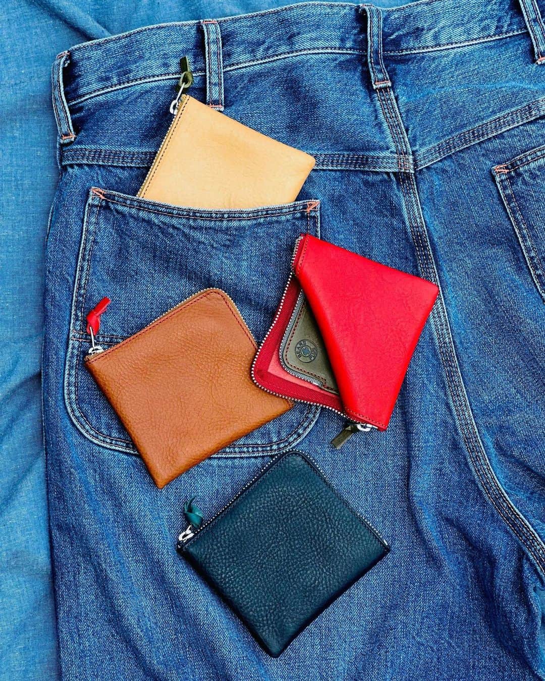 BEAMS+さんのインスタグラム写真 - (BEAMS+Instagram)「・ BEAMS PLUS RECOMMEND.  <BEAMS PLUS>  "ZIP WALLET"  zip wallet with the theme of "a compact wallet that fits well in your pocket". It is a simple design that is easy to put in and take out. It is richly impregnated with tallow and has an oiled finish, and the more you use it, the deeper the color and luster will be.  --------------------------------------------  「ポケットに収まりの良い、コンパクトな財布」がテーマの＜BEAMS PLUS＞のジップウォレット。シンプルながら出し入れのしやすいデザインです。獣脂をふんだんに染み込ませオイルド調に仕上げており、使い込むほど深みのある色あいと艶が生まれます。     #beams #beamsplus #beamsplusharajuku  #harajuku #mensfashion #mensstyle #stylepoln #menswear #wallet #leather #zipwallet」5月22日 21時08分 - beams_plus_harajuku