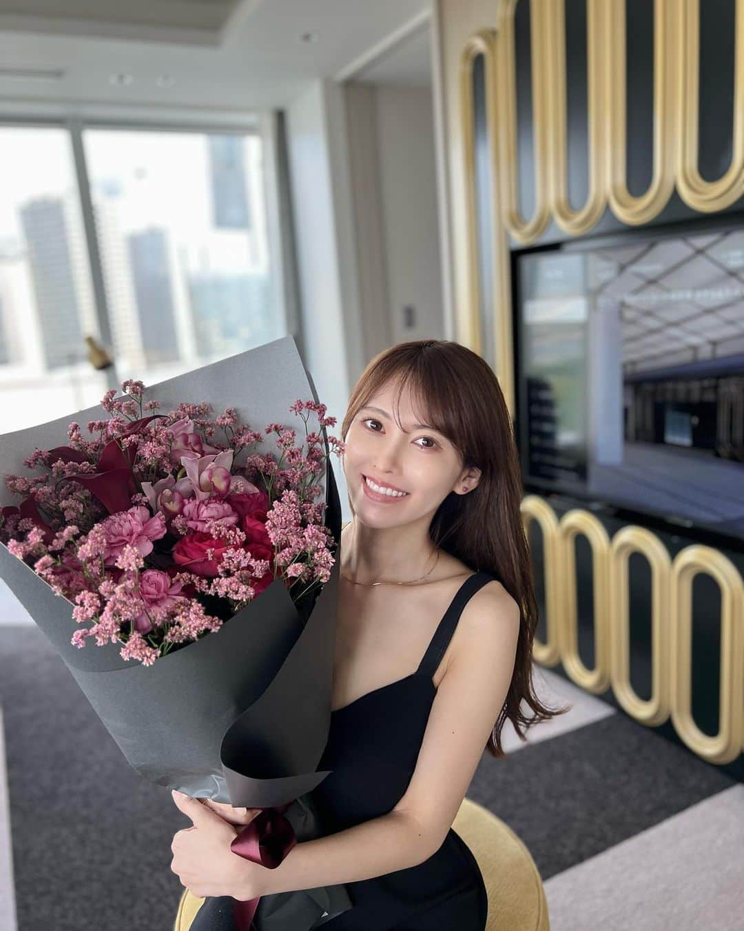 清水愛美さんのインスタグラム写真 - (清水愛美Instagram)「母の日🌹と言うことで お花もらいました〜💐 感動ー✨ ママありがとう！って言われたとき うるっときちゃった🥲(酔ってて顔が赤いので2枚目w)  お花も凄い可愛いーー！ 造花を扱ってるけど、 生花も繊細でやっぱり素敵💕  てか、お花のセンスが良すぎます！ カラーが入ってるのがツボ🤍  ママになって数年。 ママにしてくれてありがとう💐 そして、そしてお祝いしてくれた 旦那さんありがとう🥹✨  健康でいてくれるだけで幸せです！ 母らしい格好もしないし←笑 母らしい事出来てないと思うけど🥹💦 愛だけはたっぷり伝えたい💕 自由に生きてほしいし！✨ 色んな経験をさせてあげたい🥹💕  息子くんの自慢になりたいし、 可愛いママって思って貰えるよう これからも頑張ります🫶✨笑  #横浜　#横浜ベイコート倶楽部  #ベイコート倶楽部  #母の日　#母の日プレゼント #花束　#花 #お花　#flower #生まれてきてくれてありがとう」5月22日 21時09分 - manami_s0902