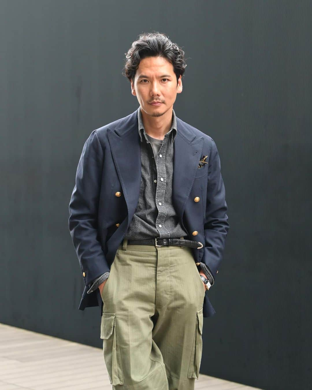 Shuhei Nishiguchiさんのインスタグラム写真 - (Shuhei NishiguchiInstagram)「"Refined Blazer Look"◀︎◀︎◀︎8pics 雨の日のブレザールック。 ダークネイビーのブレザーだから、ブラックが自然に馴染む。今日はちょっとした変化球を愉しむスタイリングで。  【ITEM】 Blazer： @alfonso.sirica  Shirt： @wrangler  T-shirt： @hanes  Pocket Square： vintage Trousers： @tangent.clothing_official  Belt： @thesole_official  Shoes： @gucci 90's Watch： @cartier 70's Pen： @montblanc  Jewerly： @bunneyofficial   #beamsf #blazerstyle #classicmenswear #vintagewatches #preppyfashion #takeivy #frenchivy #ootdmen」5月22日 21時09分 - shuhei_nishiguchi