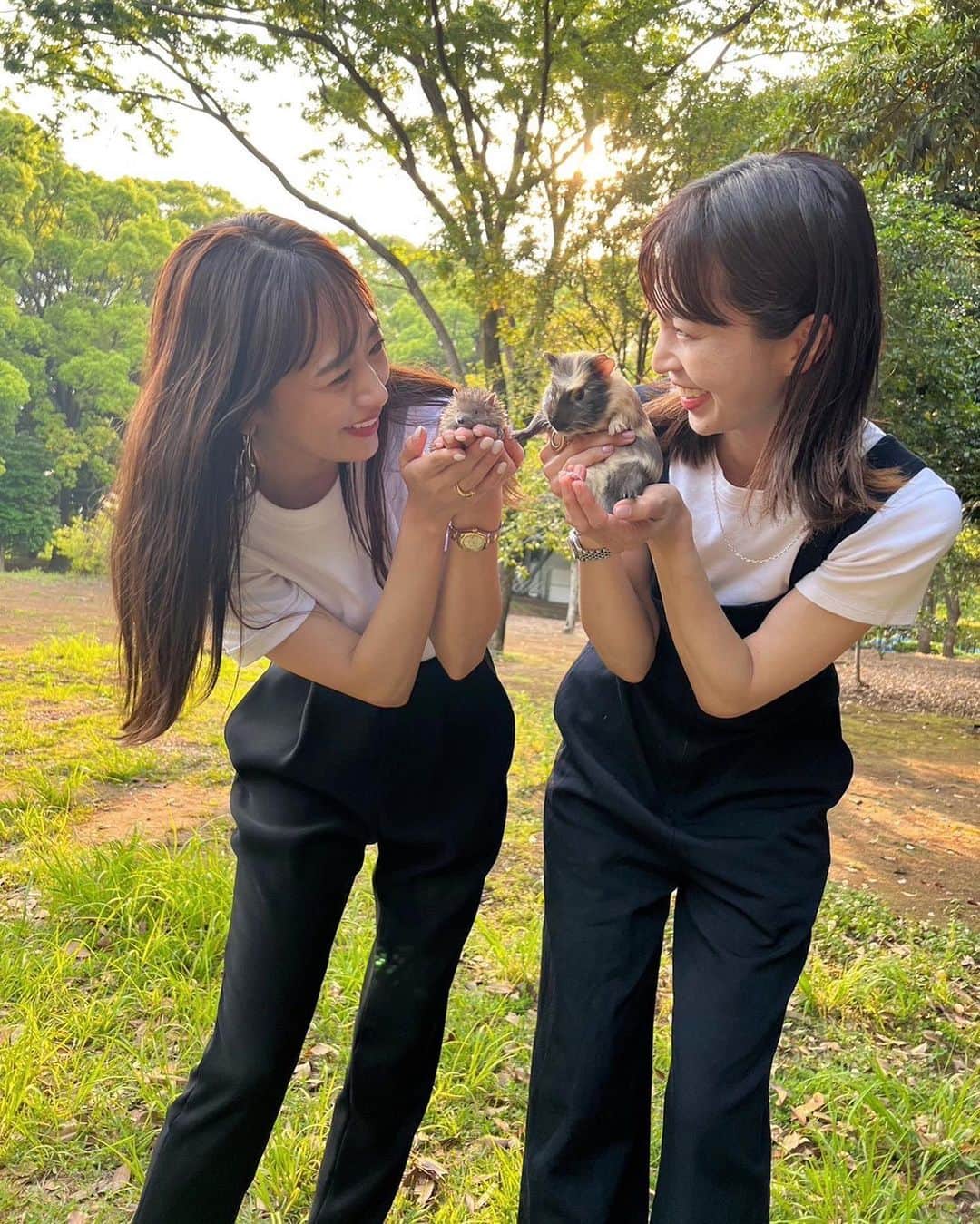 近藤千尋のインスタグラム：「みちゃこさんとわたし、 同じタイミングで出産した仲間なんです🤰🩷笑 (ペアルックみたいになってた今日)  今では子供同士も同じクラスで仲良しで ほんと不思議だなぁ。。🥹🤍  下の子もマイペースにずっと虫さんたちを ながめて、、笑🐜🐛 公園でお会いしたハリネズミ🦔を飼っている方とも仲良くなって、、☺️  最近、いろんな縁を感じることが多くて え！こんなところが繋がっているの！ とびっくりする出会いもたくさん…💗  これからも、 いろんな縁を大切にしたいなぁ💕😊  次女は安定の爆睡で 車に乗せるのが大変でした🚗笑🫶🏻 子供達のおかげで 日々逞しく成長できてます🫡❗️感謝❤️笑」