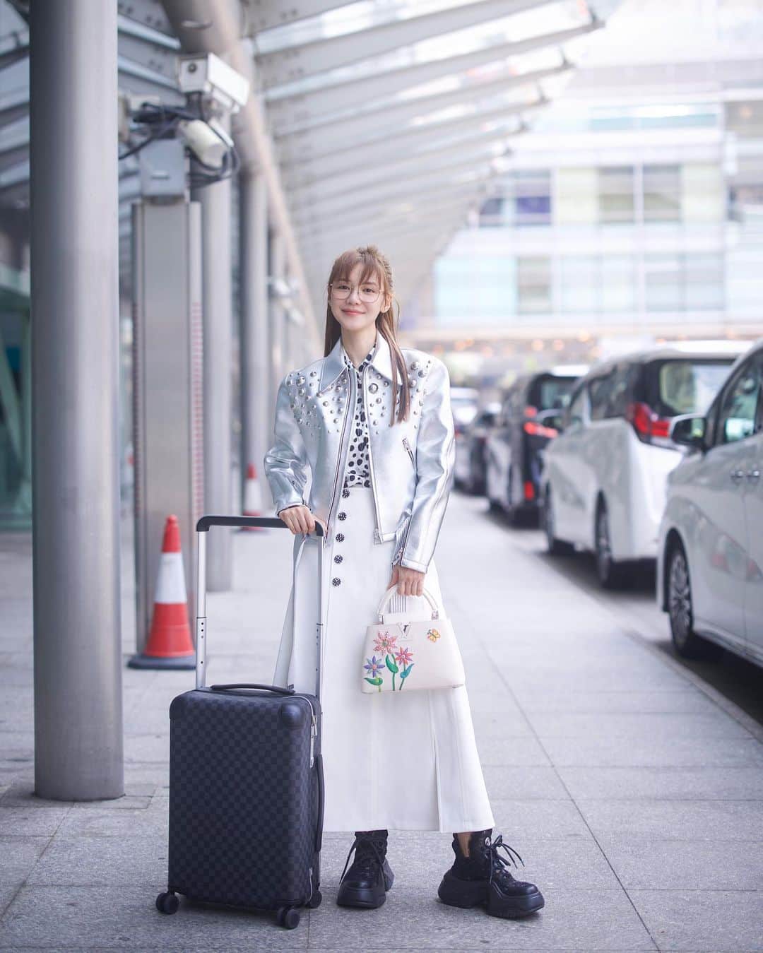 Elva Niのインスタグラム：「期待了兩個月的旅行即將出發🛫️ Guess where I’m going?  #travelwithelva #lvhongkong #lvcruise24」