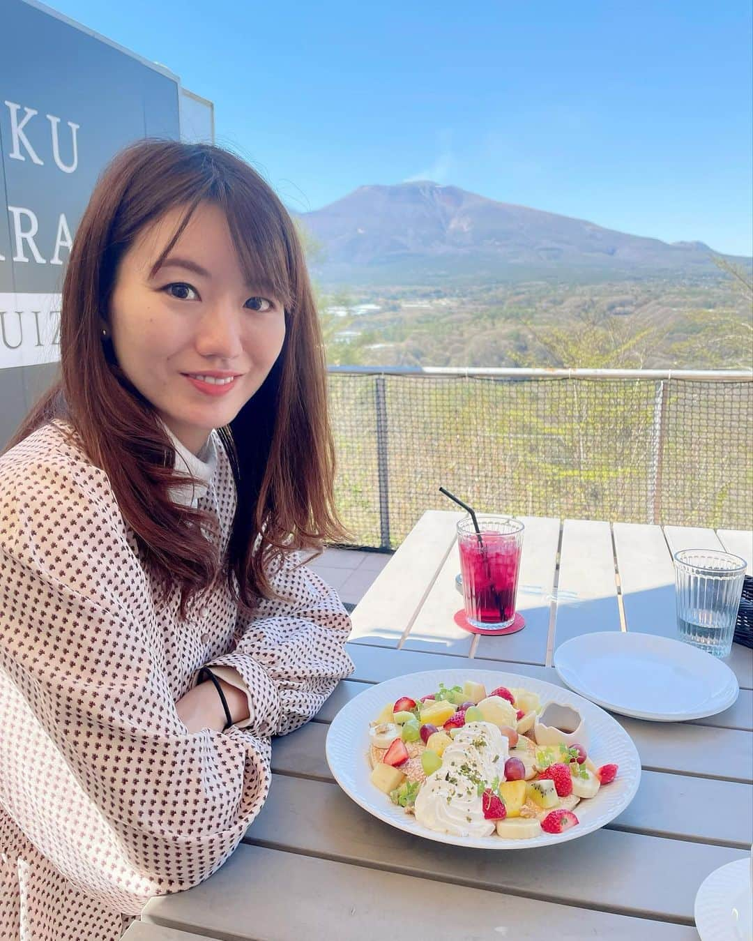 にゃんさんゴルフさんのインスタグラム写真 - (にゃんさんゴルフInstagram)「天空テラス軽井沢🐈  テラス席はペットok👌 わん様ランチあったよ！🐶  私はフルーツもりもりのパンケーキを注文🥞  天気良いから浅間山くっきりみえたよー！！  #天空テラス#天空テラス軽井沢 #軽井沢#軽井沢カフェ#軽井沢ランチ #軽井沢テラス席ペットok #karuizawa#karuizawacafe」5月22日 21時04分 - miiiii0228