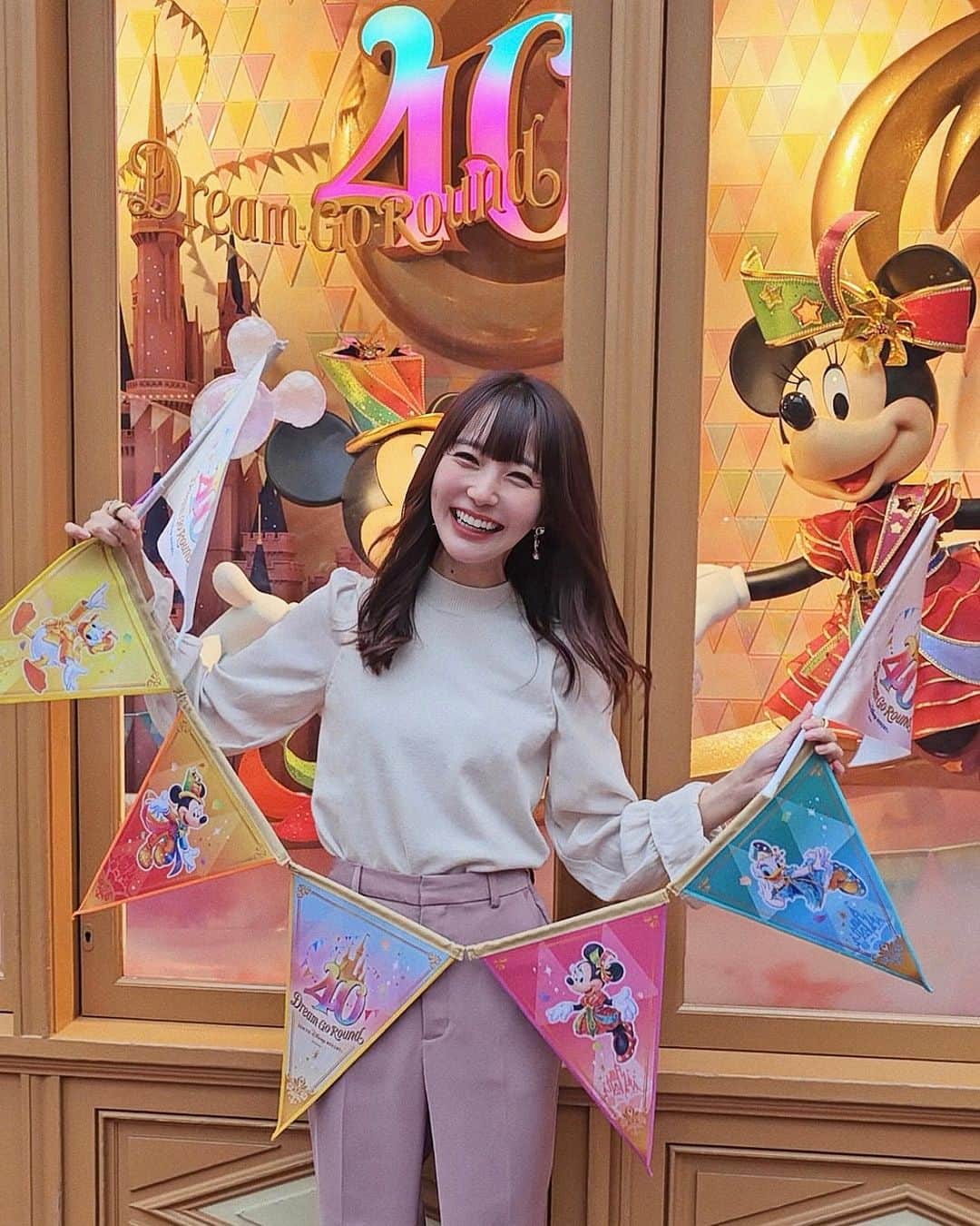 荻野可鈴のインスタグラム：「、 💫𝒟𝓇𝑒𝒶𝓂-𝒢𝑜-ℛ𝑜𝓊𝓃𝒹🚩  ４０周年のディズニーランドは あちこちにガーランドが飾ってあって カラフルで可愛かった🌈🤍  ４０周年の間に何回いけるかな🎠💭  #tokyodisneyland #disneyland #東京ディズニーリゾート #東京ディズニーランド #東京ディズニーランド40周年 #dreamgoround」