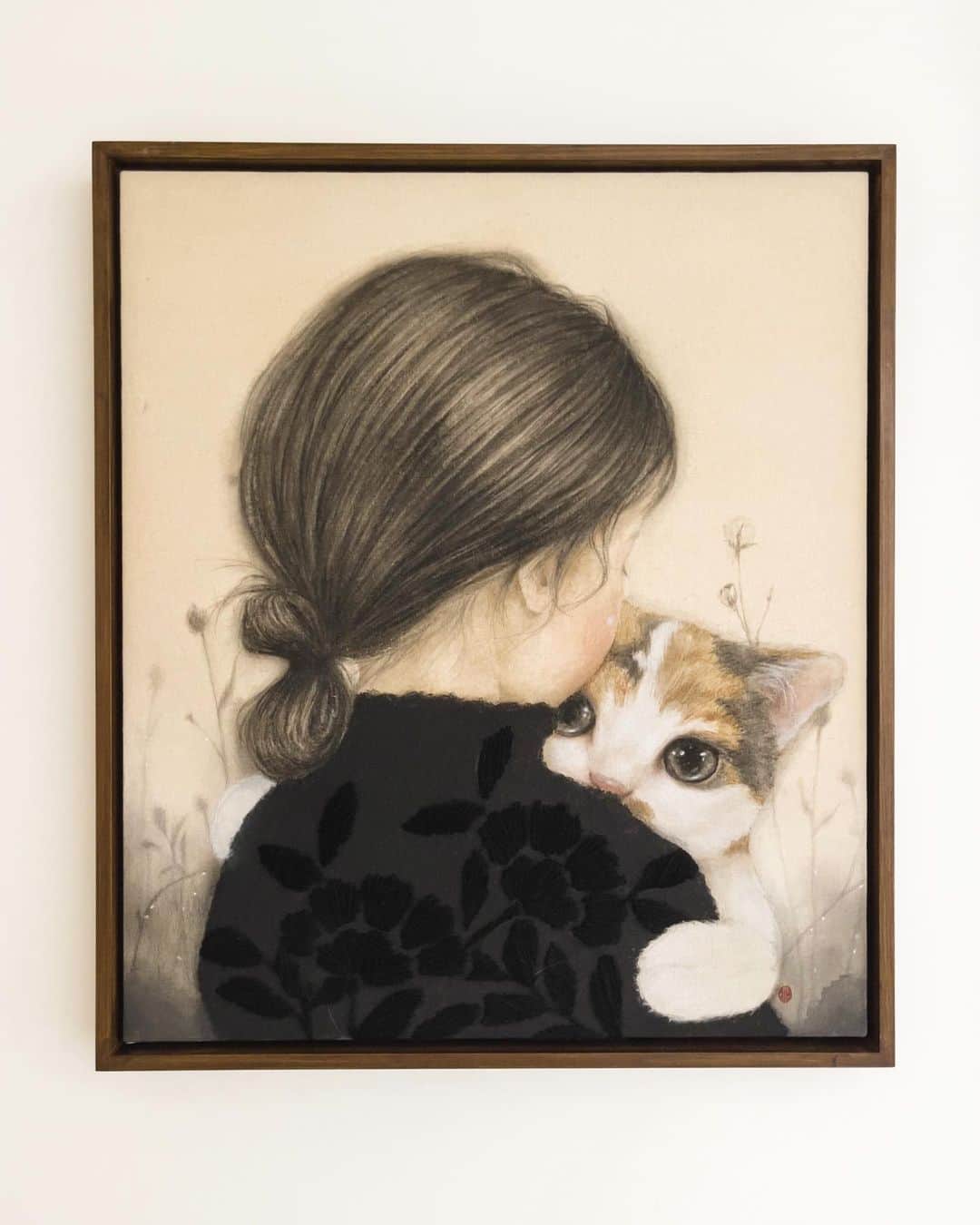 Ruby Kwanのインスタグラム：「New member for my home gallery wall from @affordableartfairhk. Another art piece with cat from @p.jihea, now side by side with @catmasutra. 😻❤️😸  Hug by Jihea Park Ink, Gouache & Embroidery on linen 53 × 45.5cm (2022)  #hug #jiheapark #jiheaparkart #koreanartist #affordableartfairhk #affordableart」