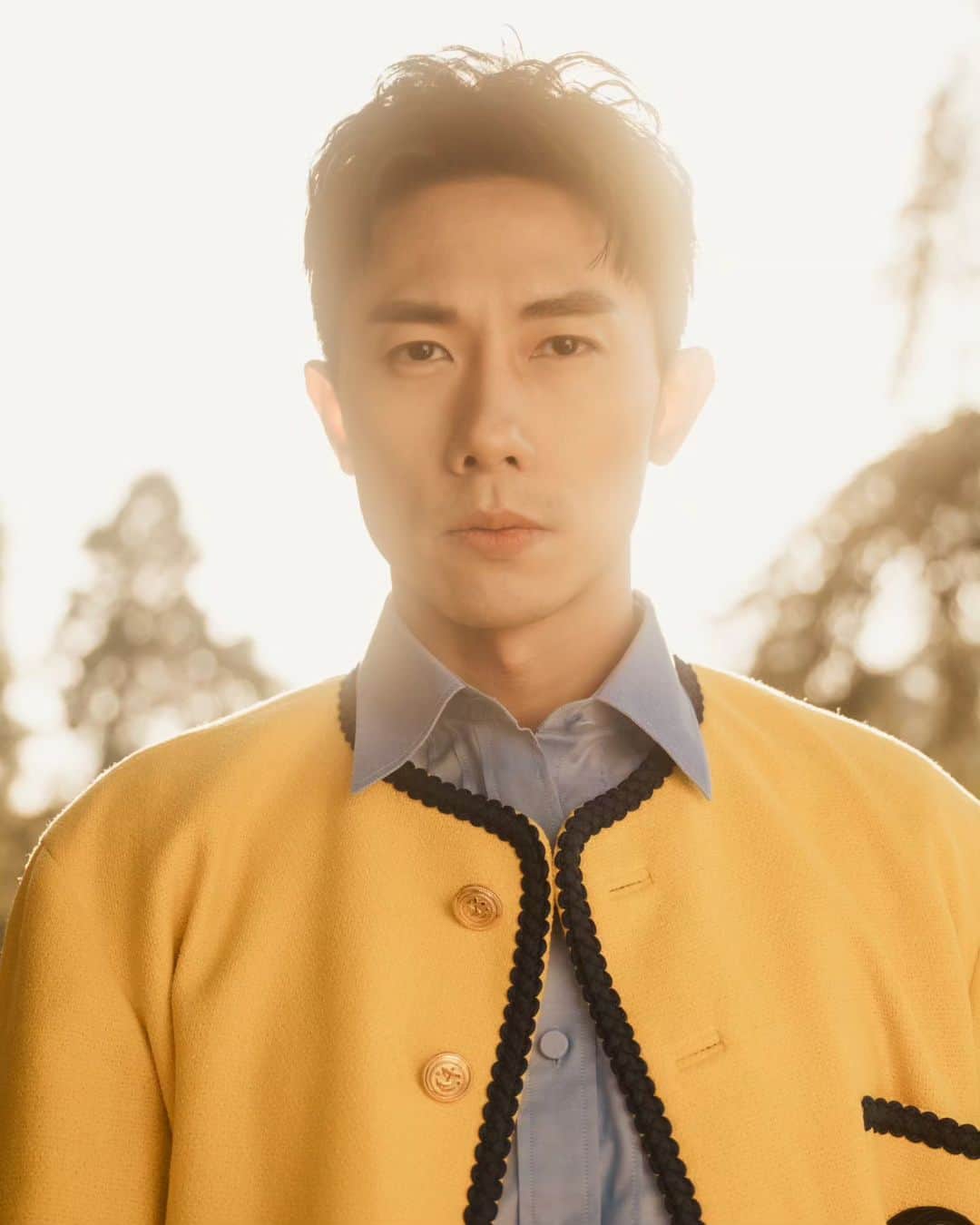 デスモンド・タンのインスタグラム：「The calmness of silence is golden, beautiful and somehow addictive. Less noise, more self conversation. I can't deny that I'm absolutely enjoying it. 💙  最近工作忙忙的，社交媒体就静静的。 因为忙着拍戏，一旦有时间就尽量休息。但事实上也因为想静下心，所以就少更新了。   很喜欢现在投入拍摄的戏和角色，享受其中，只想好好投入。同时也想给自己腾出时间，让自己有空间自我对话，也让心灵休息。老实说，我还蛮喜欢最近这样一个状态的。无论是生理或心理上，因为能好好照顾自己，我相信也可以自然的照顾到身边的人。  (Outfit by @gucci // Shot by @waltertan )」