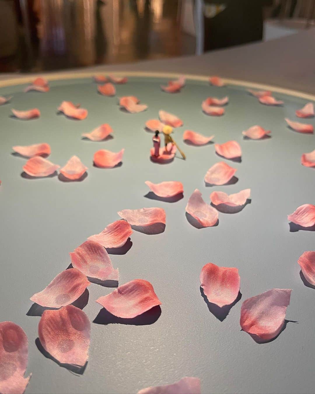 太田エイミーのインスタグラム：「JAPAN FROM MINIATURES - TATSUYA TANAKA exhibition at @japanhousesp   I’ve been a fan of his work through instagram @tanaka_tatsuya and now I got to see it at Japan House SP! My 4 year old loved it too and was inspired to make her own miniature world at home as well.」
