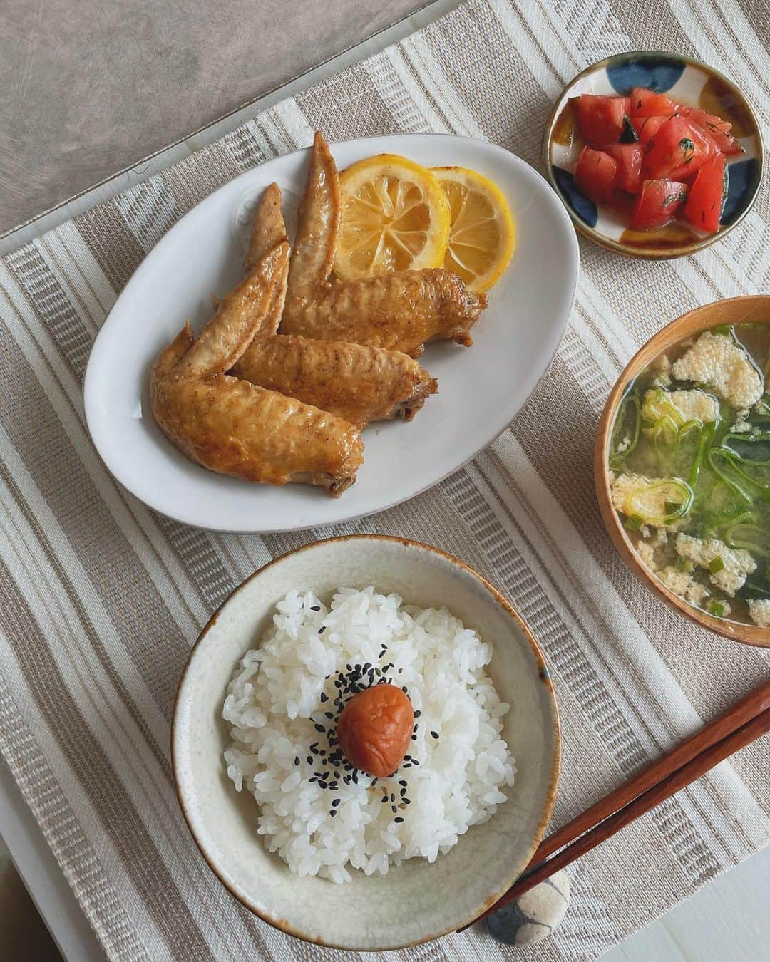 足立沙織さんのインスタグラム写真 - (足立沙織Instagram)「. 久しぶりに載せるご飯シリーズ🥣 美味しくさっぱり食べれる 栄養たっぷりごはん🍳🍋  ○手羽先のレモン煮 ○トマトと大葉のだしマリネ ○南関あげ・長ねぎ・わかめのお味噌汁  手羽先のレモン煮、さっぱりしてるんだけど 旨みがギュッとつまってて大好きな料理◎ . . #おうちごはん#おうちごはん記録 #やちむん#やちむん焼き#うつわのある暮らし」5月22日 21時18分 - sao_ri_17