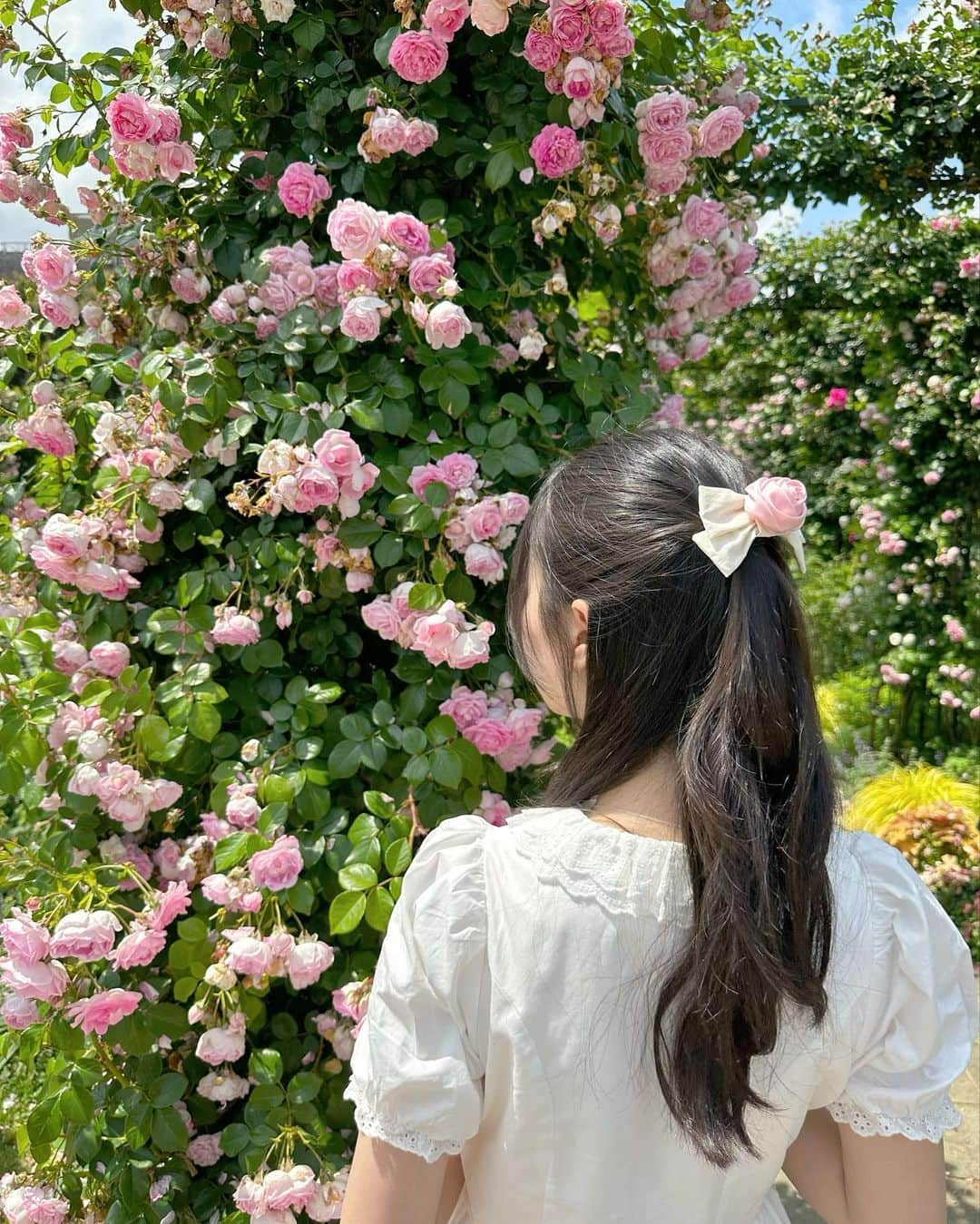 高木凜汐さんのインスタグラム写真 - (高木凜汐Instagram)「🌹🤍   @bubblesboutique のロングワンピース♡♡ フリルが沢山着いててとってもかわいい！ロングでお上品な感じも素敵だよね♡♡   今回はバラ園に行ったのでワンピースに合わせた白いリボンにピンクの薔薇のヘアアクセをつけたよ🎀   シルエットが美しいワンピース是非みんなもゲットしてねᐡ ̳ᴗ ̫ ᴗ ̳ᐡ♡    #bubbles  #bubblesboutique  #フレンチガーリー  #おパリ  #ロングワンピース  #white  #バラ園  #薔薇園  #バラ  #薔薇  #ばら」5月22日 21時10分 - rio_0126_