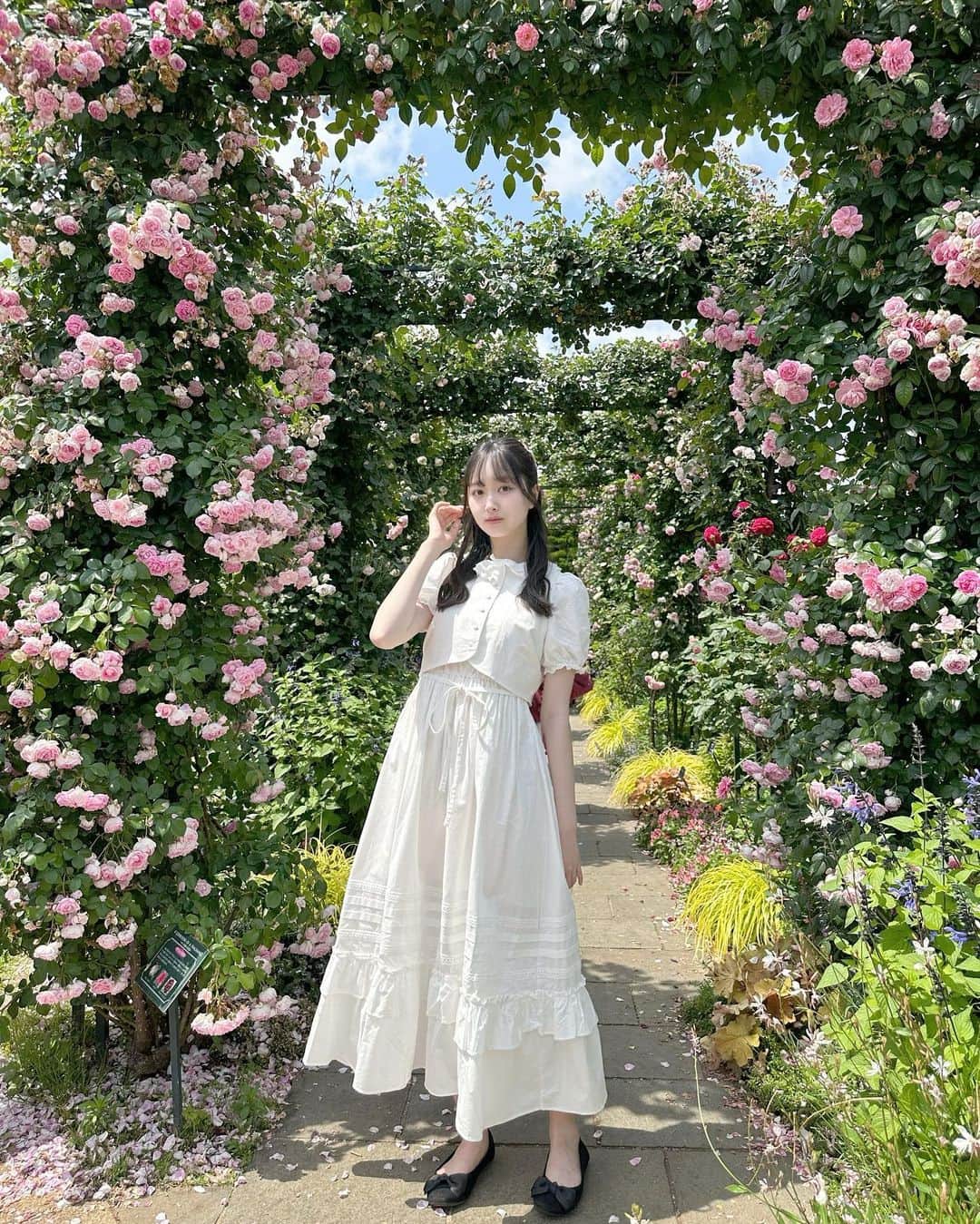 のインスタグラム：「🌹🤍   @bubblesboutique のロングワンピース♡♡ フリルが沢山着いててとってもかわいい！ロングでお上品な感じも素敵だよね♡♡   今回はバラ園に行ったのでワンピースに合わせた白いリボンにピンクの薔薇のヘアアクセをつけたよ🎀   シルエットが美しいワンピース是非みんなもゲットしてねᐡ ̳ᴗ ̫ ᴗ ̳ᐡ♡    #bubbles  #bubblesboutique  #フレンチガーリー  #おパリ  #ロングワンピース  #white  #バラ園  #薔薇園  #バラ  #薔薇  #ばら」
