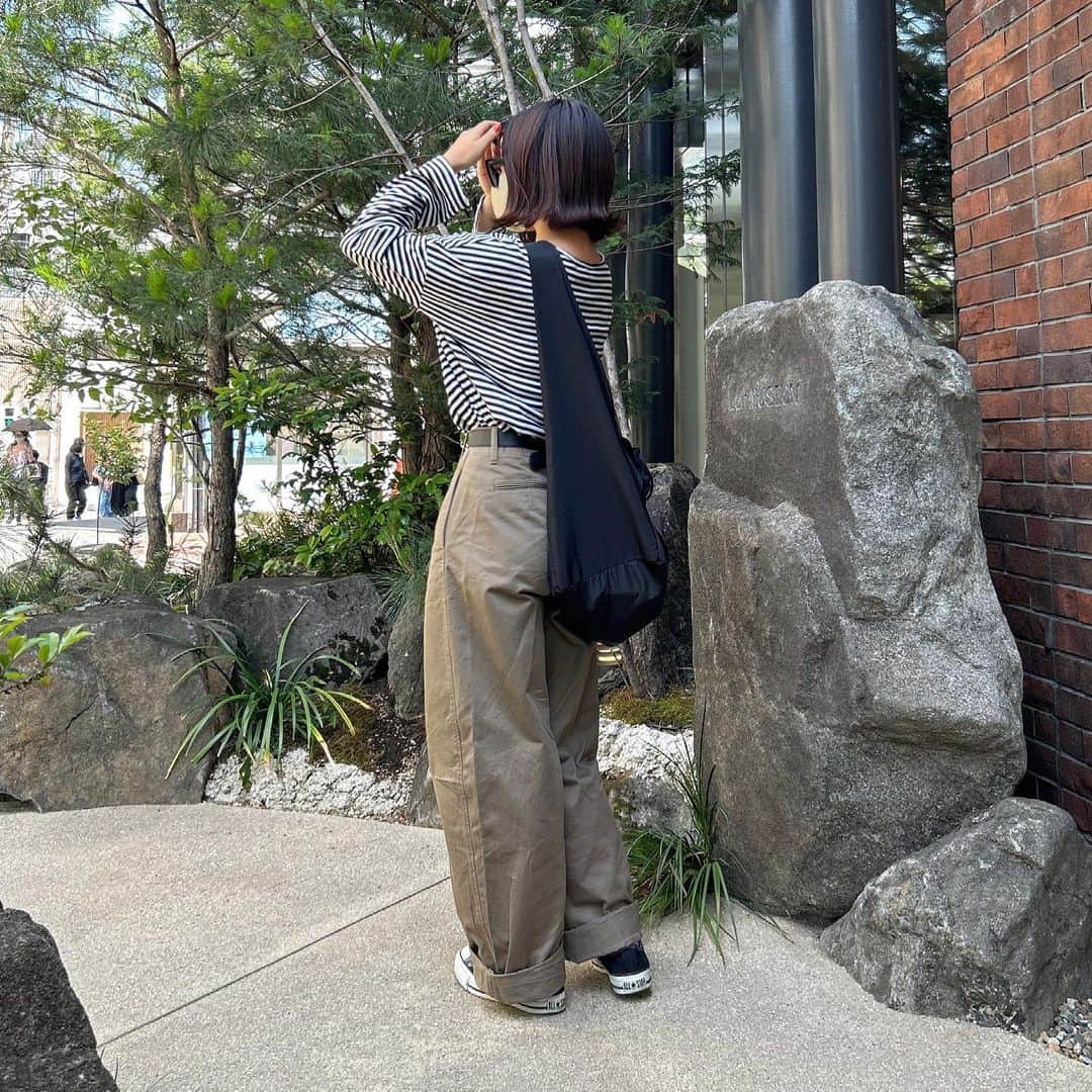 tarouのインスタグラム：「コンバースを久しぶりに履いた日👟🫧    この日のコーデのテーマは 2年前の私。🫨  スウェットにチノパンとか ロンTにチノパン、なコーデが ほとんどだったな〜💭  このくらい前から知ってくれてる人 まだいるのかな😶💭    tops： @selectmoca  pants： @uniqlo_jp  bag： @irohani.official  shoes： @converse_jp     #ゆるコーデ #春コーデ #夏コーデ  #ボーダートップス #ボーダーコーデ  #チノパン #チノパンコーデ #スニーカー  #uniqlo #uniqloコーデ #プチプラコーデ」
