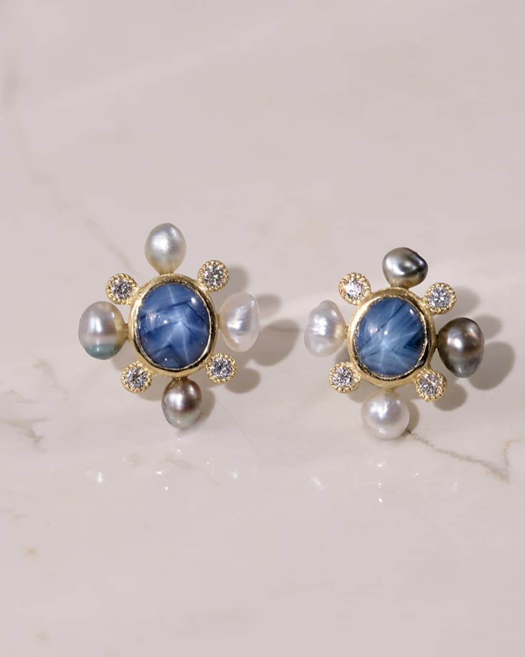 muskaさんのインスタグラム写真 - (muskaInstagram)「“bir” Star Sapphire earrings  青の濃淡に現れるアスタリスク。スターサファイアは、光の効果で、流れ星のような三本のラインが現れ踊る、幻想的な宝石です。VS1クラリティのダイヤモンドと、南洋真珠を組み合わせました。  スターサファイアは、古来、運命の石と呼ばれ、交差する3本の光が、信頼、希望、運命を表すとされていました。  小さな流れ星を耳元に。  18kYG/Star Sapphire/Diamond/South Sea Pearl ¥291,500(Included tax)  こちらのピアスは、30日まで開催中のイセタンサローネでのジュエリーフェアにてご覧頂けます。  * 会期中は、MIカード、代引き、お振込による通販対応も受け付けております。ご検討のお客様はお気軽にお問い合わせください。  #muskajewelry #isetansalone #sapphireeareings #showmeyourearrings #イセタンサローネ #サファイア #スターサファイア #オーダーメイドリング #オーダーメイドジュエリー」5月22日 21時11分 - muska_jewelry