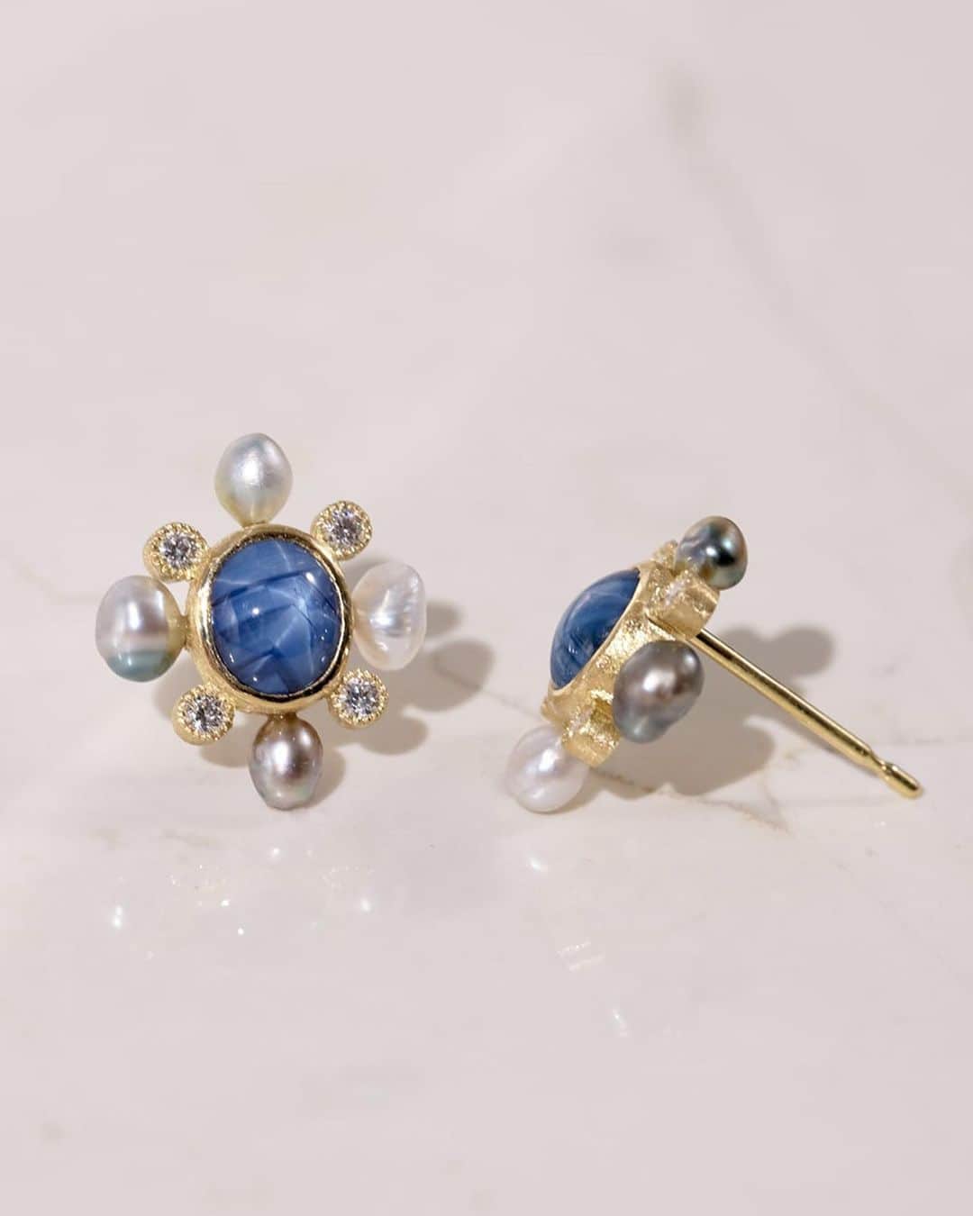 muskaさんのインスタグラム写真 - (muskaInstagram)「“bir” Star Sapphire earrings  青の濃淡に現れるアスタリスク。スターサファイアは、光の効果で、流れ星のような三本のラインが現れ踊る、幻想的な宝石です。VS1クラリティのダイヤモンドと、南洋真珠を組み合わせました。  スターサファイアは、古来、運命の石と呼ばれ、交差する3本の光が、信頼、希望、運命を表すとされていました。  小さな流れ星を耳元に。  18kYG/Star Sapphire/Diamond/South Sea Pearl ¥291,500(Included tax)  こちらのピアスは、30日まで開催中のイセタンサローネでのジュエリーフェアにてご覧頂けます。  * 会期中は、MIカード、代引き、お振込による通販対応も受け付けております。ご検討のお客様はお気軽にお問い合わせください。  #muskajewelry #isetansalone #sapphireeareings #showmeyourearrings #イセタンサローネ #サファイア #スターサファイア #オーダーメイドリング #オーダーメイドジュエリー」5月22日 21時11分 - muska_jewelry
