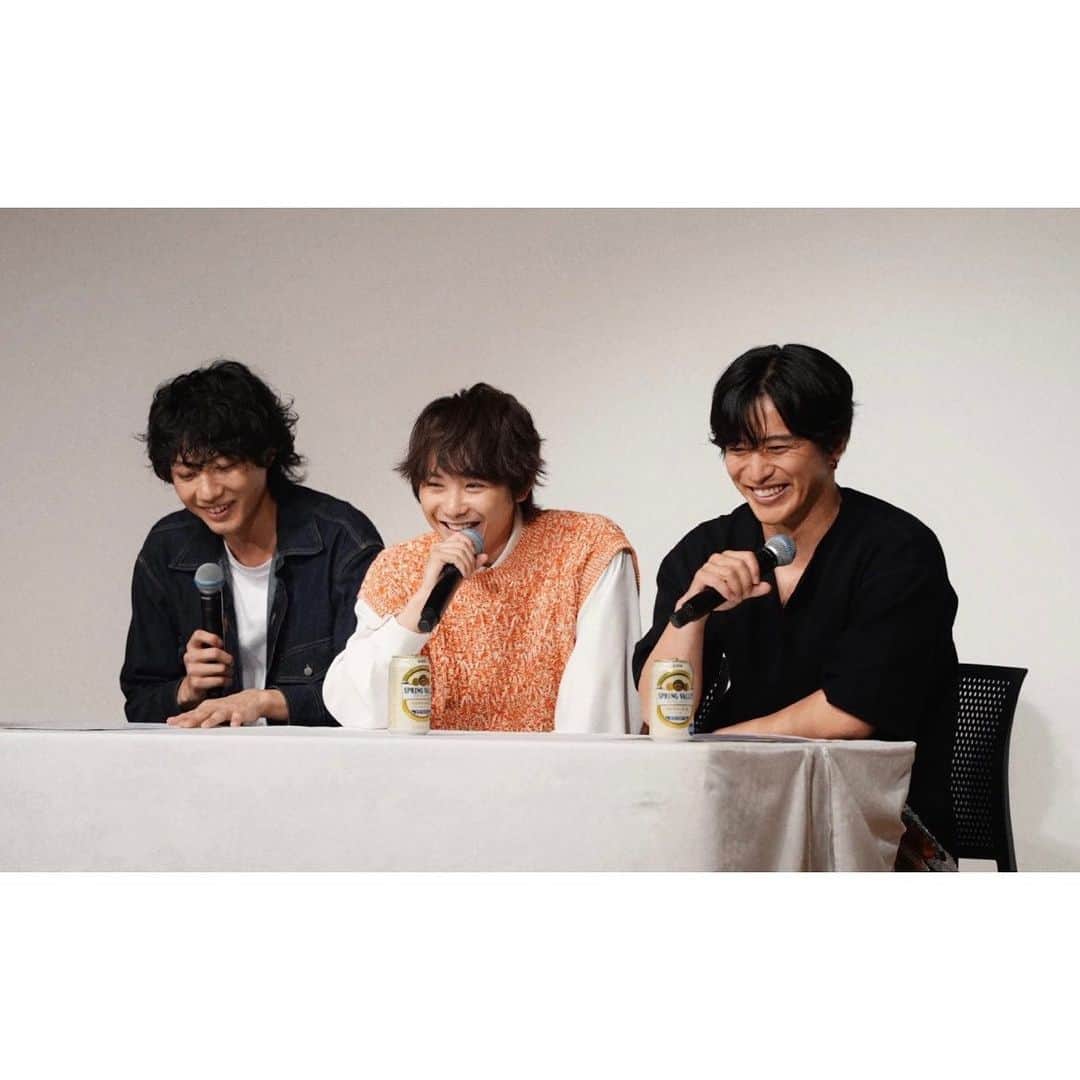 須賀健太のインスタグラム：「改めまして、 さんたなぴくとイベント 『さんぴくまつり』 東京大阪の4公演ありがとうございました！！☺️  初めての曲制作、初めてのトークイベント…まだまだ沢山の初めてがあるなぁと思わされる日々でした！ 準備の段階から関わることも多くて、僕としては初めてさんぴくのリーダーらしい事ができたかなと思ってます。  本当に楽しいイベントだった😳 関わってくれた全てのスタッフ、お客様に心からの感謝を…  そして最後の公演で発表されましたが、 啓太君が今年海外での活動に、 改めて挑戦する事になりました。 僕らは彼を応援しない訳がないし、 彼の挑戦を止める権利なんてどこにもないのです。 彼が幸せで、自分の思い描く道を進んで貰えたら嬉しいです。  そしてあのイベントの会場では、 楽しい空気感とお祭り時間を壊したくない一心で僕ら3人も軽くしか触れる事が出来なかったのですが、 僕自身が演出に初挑戦することや、啓太くんの海外への挑戦。様々な理由から、 さんたなぴくととしての活動を控える選択になりました。  解散。ではないです。 そもそも友達から始まった企画で、そこの関係性にはこれからもなんの変わりもありません。  ただ、"何ヶ月かに一回は3人の動画あがるでしょ？"という漠然とした期待をファンの皆さんに持たせることは僕自身は違うと思っています。  またいつか3人で笑いあってる姿を何でもない時にパッとあげられる。 そんな瞬間が来る日を僕自身も楽しみにしています！  『すがチャンネル』としての動画投稿は今後もあるかもしれません（今、モチベーションは正直ゼロに近いけど笑） それもできれば、受け入れてもらえたら嬉しいです。  イベントでも話しましたが、 これがゴールではないけど、 3人でやった短くもあり濃い1年半の句読点にこのイベントがあったことを本当に嬉しく思っています！  イベントで撮れた"水曜日のノー編集特別版"4本はもちろん更新していきますので、お楽しみに！☺️  これからもよろしくお願いします！ 今までの動画も見返してね！笑  #さんたなぴくと #ぴくたーず #さんぴくまつり」
