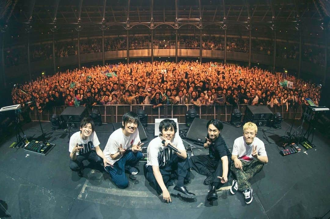 野田洋次郎のインスタグラム：「LONDON🇬🇧 ROUND HOUSE You guys were just awesome. I completely fell in love with you. What a magical night. The kick off of an Europe Tour could never be better.  Your shouts, your singing, your face, your dance cheered us up and made this night special. Love you so much. We'll see each other again🌹❤️‍🔥 （Sorry for you guys on 2F in this Pic. We see you during the show for sure!）  夢みたいなヨーロッパツアー初日。途中からは飛んでいってしまいそうだった。「終わりたくない」間違いなくそういう夜だった。音で抱きしめ合って、笑い合って、叫び合って、踊り合って、あぁ、ずっと余韻。この場所はジミヘンやレディオヘッドやストーンズやデヴィッドボウイ、ツェッペリンもライブをやった会場だと後から知る。自分たちも、音楽の系譜に一つ足跡を残せたようで幸せな気持ちになった。 ここからヨーロッパツアー、駆け抜ける。  #radwimpseuropeantour2023  #rad_europeantour2023  📷 @takeshiyao」