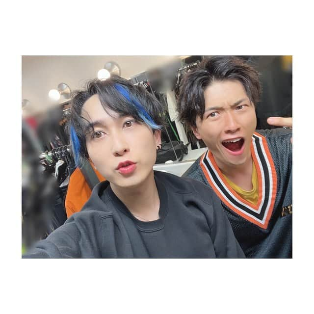 中島ヨシキのインスタグラム：「あんまり写真撮れなかった！🥺 たすくはもうメイク落としてたけど撮ってくれた！ 矢野くんはバックヤードで練習してるところ撮ってくれた！ ありがとう😊  他の人が撮ってるとこにはちょこちょこ出没してる✌️  #畠中祐 #矢野奨吾  #ParadoxLive #パラライ #パラライ3rdライブ」