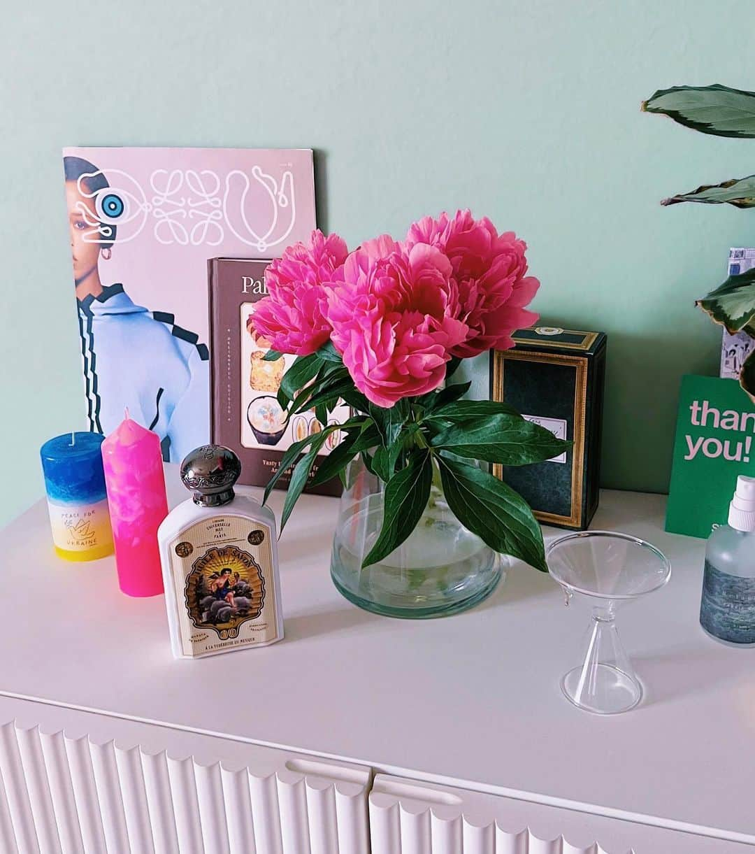 WALNUTさんのインスタグラム写真 - (WALNUTInstagram)「Beautiful peonies brightening up my studio✍🏻🤍 小さくて固い蕾からは想像できないくらい大きく咲くシャクヤク。毎年この季節の楽しみのひとつです。  一気にスタジオを明るくしてくれる大好きな花💐 #peony」5月22日 21時26分 - walnut_illustration