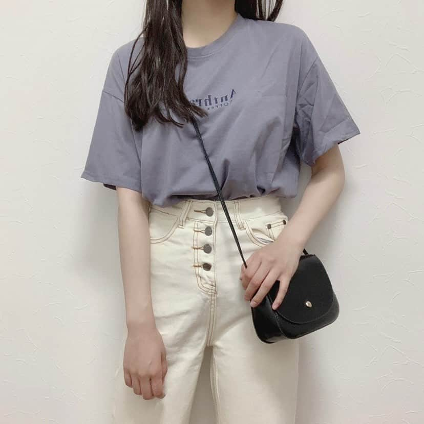 みさねしふくさんのインスタグラム写真 - (みさねしふくInstagram)「ロゴTシャツで春夏コーデまとめ🎐ㅤ 参考になったら保存すると後から見やすいよ👉🏻👉🏻ㅤ ㅤ ロゴTってかわいいからいっぱい集めちゃうんだよね🫢ㅤ ㅤ ちっちゃいロゴもいいけどインパクトあるやつも綺麗めなコーデの外しとかで使えておすすめだよ🫶🏻ㅤ ㅤ ㅤ ㅤ  #tシャツコーデ #リュック女子 #コーデ #プチプラコーデ #プチプラ #古着コーデ #古着女子 #古着mix #フルジョ #カジュアルコーデ #おしゃれ #春コーデ #春服コーデ #春服 #韓国ファッション #ゆるコーデ #オーバーサイズ #着回し #着回しコーデ #きょコ #今日のコーデ #ファッション #gu #guコーデ #guコーデ部 #ジーユー #ファッションコーデ #ボーイッシュコーデ」5月22日 21時27分 - misaneshifuku